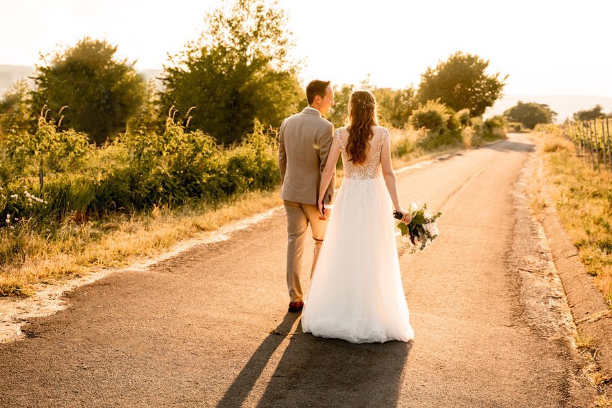 Hand in Hand, ein Leben lang ❤️
.
.
.
#bohowedding #bridetobe #junebugweddings #weddingphotographer #bohobride #belovedstories #elopmentlove #thewanderscommunity #heywildweddings #goldenhourlove #dirtybootsandmessyhair #loveandwildhearts #weddingelopement #shesaidyes #youngandwildstories #twosecretvows
#hochzeit2023 #hochzeitstag #weddingday #brautportrait #brautinspiration #brautstrauß #bridalbouquet #hochzeitstipps #hochzeitwuerzburg #bridalbeauty #würzburg #hochzeitsplanung #heirateninfranken #hochzeit2024