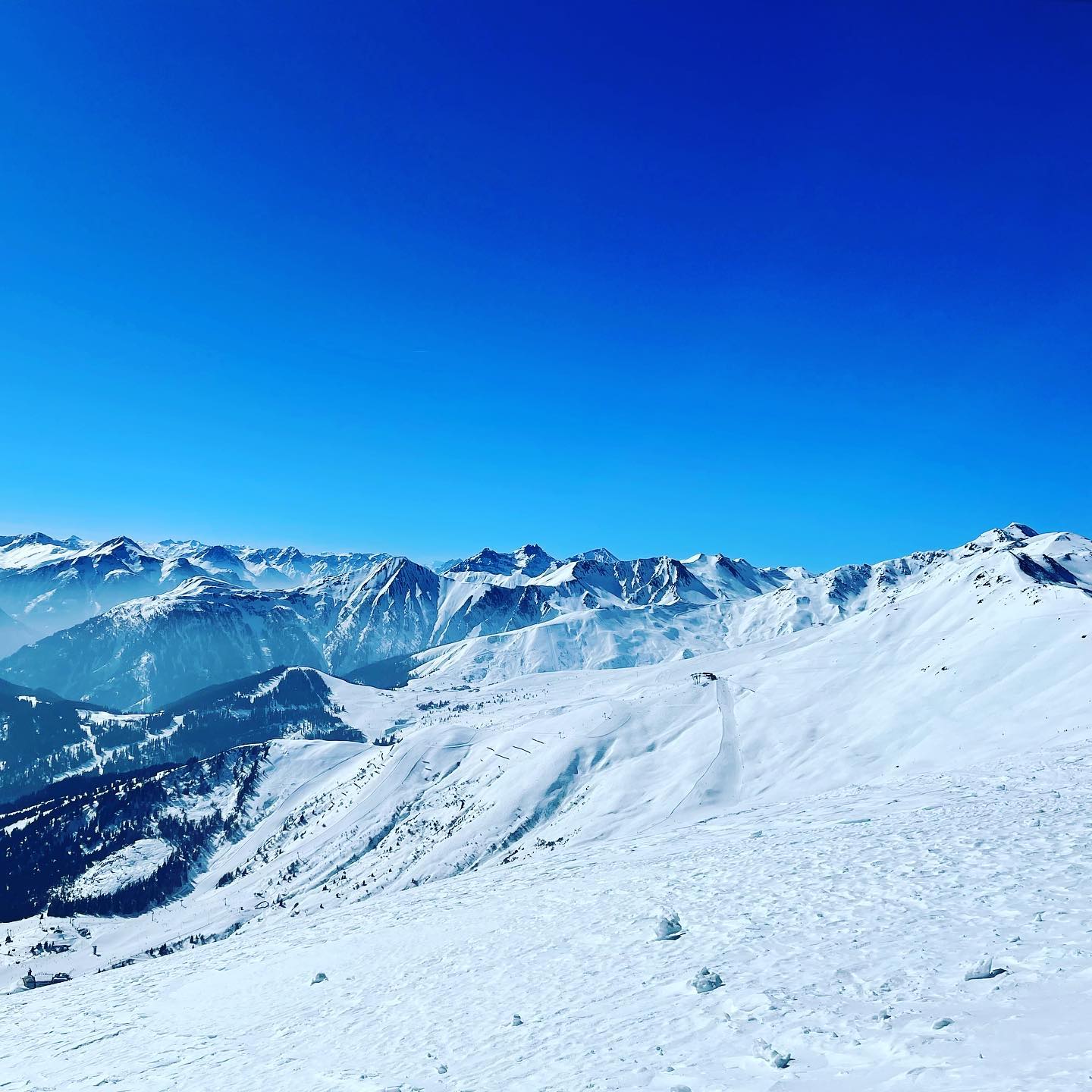 Schön war’s .
Beste Mischung: Berge, Sonne, Schnee.
Dankbar für diese Auszeit.
#österreich #skiing #familienurlaub #berge Danke #bertaskinderland für die grandiose Betreuung!