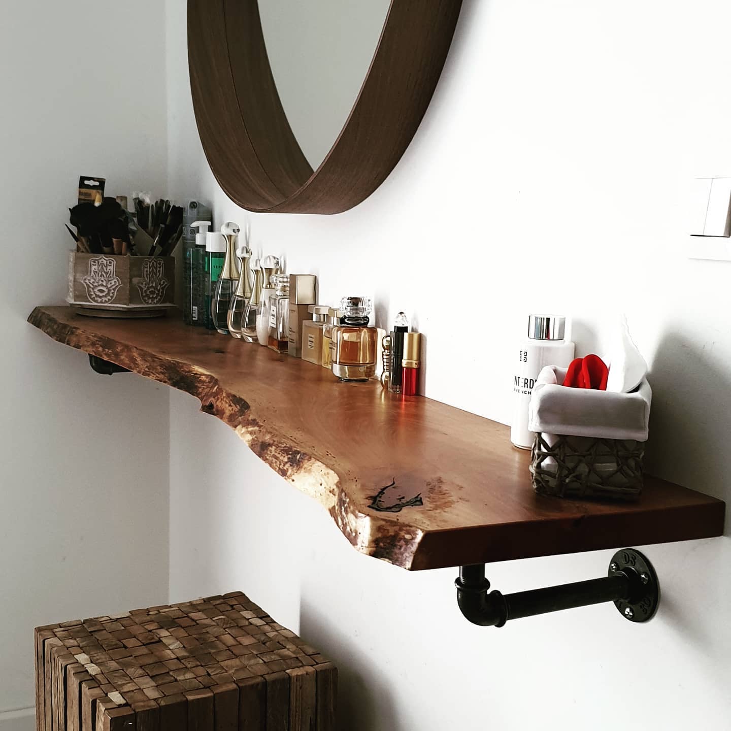 Création d'une coiffeuse en merisier sur équerres en fonte au style industriel 👌
Le live edge donne un rendu incroyable 🤩
#bois #design #ebeniste #liveedge
#handmade #faismain #wood
#merisier #travaildubois #console
#coiffeuse #madeinfrance🇫🇷