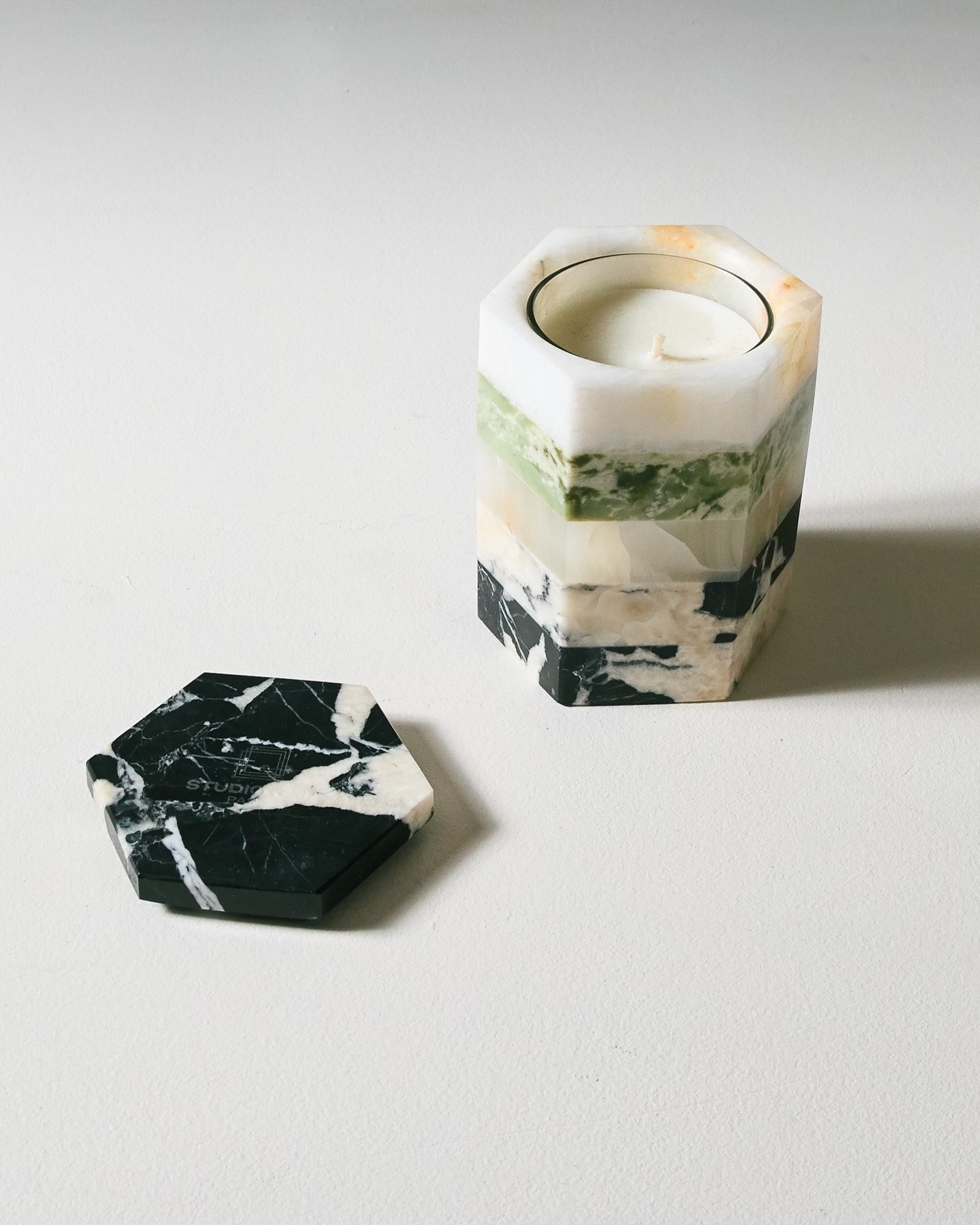 Plus qu’une bougie.
Un objet en pierre d’exception, pensé comme un écrin minéral.
Parfum fleur d’oranger, développé à Grasse.
Un rituel, une présence, une pièce à part.