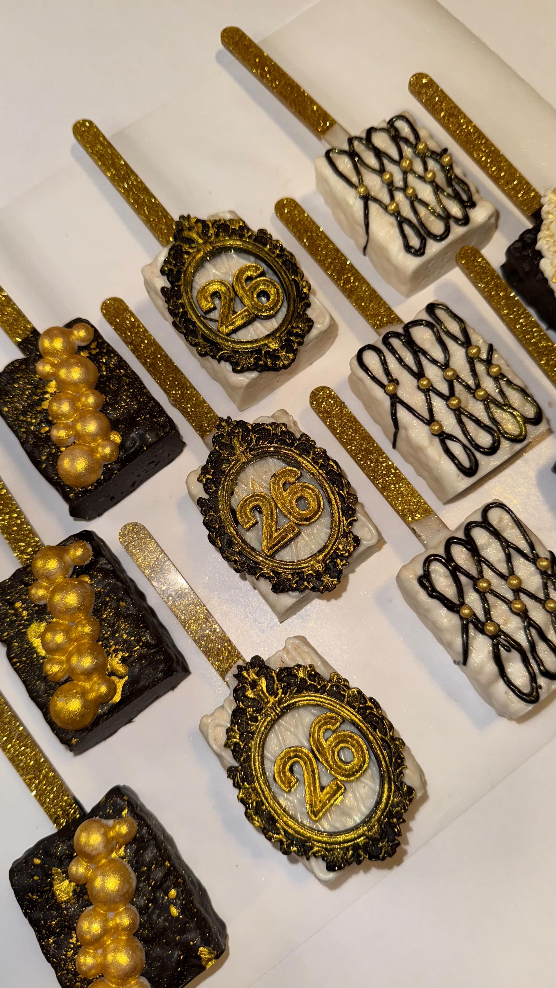 Black, gold & white because the treats like to arrive dressed, not casual 😏✨
Same sweetness. Elevated energy.
#LuxuryTreats #BlackGoldAesthetic #CustomDesserts #TreatGameStrong #DessertDetails