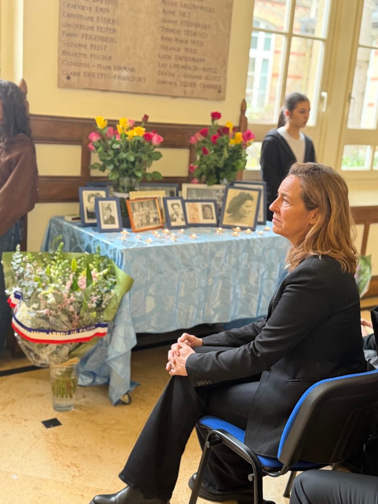 ✨ Cérémonie en hommage aux anciennes élèves du Lycée Molière
Honorée d’avoir participé à la cérémonie commémorative organisée au Lycée Molière, en hommage aux anciennes élèves mortes pour la France entre 1939 et 1945.
Je remercie sincèrement Madame Anne-Marie Poutiers pour son invitation et pour son engagement constant en faveur de la transmission de la mémoire auprès des élèves.
Son action, menée avec rigueur et conviction, donne tout son sens à ce temps de recueillement et d’échange au sein de la communauté éducative.
Ces moments réaffirment la place centrale de l’école dans la construction d’une mémoire partagée et des valeurs communes.
#Paris16 #Circo7514