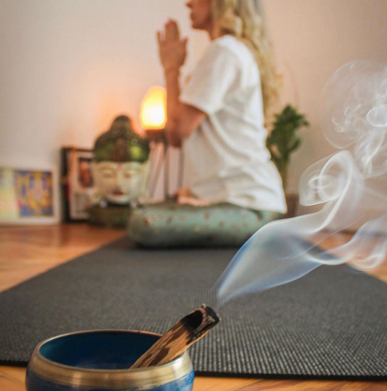 Limpe seu corpo e mente de negatividade com pequenos rituais diários 🪵 Palo Santo é um incenso natural usado por séculos pelos povos Andinos para purificação e limpeza de energia negativa, auxilia a entrar em estado meditativo, acalma a mente e controla enfermidades causadas pelo estresse 💚 #meditação