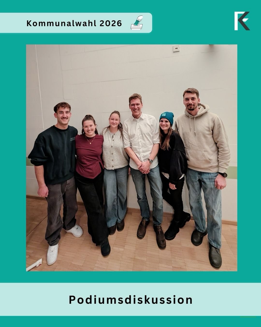 Gestern Abend fand die Podiumsdiskussion der Fraktionen im Stadtrat im Kolpinghaus statt. Es war ein kurzweiliger und spannender Abend mit guten Gesprächen. 💬
Mit dabei war auch unser Stadtrat Maximilian Nocker, der eine richtig starke Figur gemacht und klare, überzeugende Antworten gegeben hat. Besonders wichtig war dabei nochmal das, wofür Generation KF steht: 20 Köpfe - 1 Team 💚
Bei uns geht es nicht um Einzelpersonen. Wir wollen gemeinsam als Team unsere Stadt voranbringen. Denn nur mit Gemeinschaft kann man wirklich erfolgreich sein. 🤝
Außerdem hatte wir gestern das erste Mal unseren selbstgestalteten Flyer dabei! Zusammen mit unseren Postkarten und Bierdeckeln gibt es den Flyer bei unseren Aktionen, zum Beispiel nächsten Donnerstag auf dem Wochenmarkt!
Danke an alle für den gelungenen Abend! ✨
#generationkf #generationkfwahlkampf #generationkfkommunal2026 #generationkferlebt #kaufbeuren