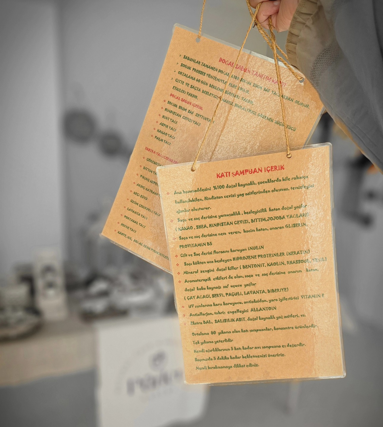 Bu yolculuğa çıkış sebebim👇🏻
İÇERİK OKUYAMAMAK!!
NE ALDIĞIMI BİLMEMEK!!
Kendimi bildim bileli, doğal kaynaklara meraklı, doğal yaşama, doğal beslenmeye sevdalı ve bu uğurda çevreme ısrarla bunu aşılamayı görev edinmiş biriydim, biriyim..
Marketlerden ürün seçerken etiket okuma alışkanlığı bana ne zaman bulaştı hatırlamıyorum, diyorum ya kendimi bildim bileli..
Etikette anlayamadığım her içerik akabinde o ürünü almayı ne zaman bıraktım, onu da hatırlamıyorum.
Kozmetik mi?? Neredeyse hiç kullanamadım, çünkü hiç anlamadığım içeriğe sahiptiler.
Evde aloe vera bitkisi, yumurta akı, kil, bal, zerdeçal, pirinç suyu beni yıllarca idare etti🥹
Tek bildiğim, farkında olmadan lakabımın "Organik Anne, Organik Feyza " olarak dillendirilmesiydi. Gurur muydu ? Elbette!!💪🏻
Bu doğal yaşam mücadelesinde aslında hep tektim. Anlatsam da, çevrem hayran olup ,onaylasa da hep bildiklerini yaptılar, hunharca , sorgulamadan yediler, içtiler😁🤭
Sonra bir gün karşıma "sadece kendim için yapabileceğim bir iyilik " çıktı:
"KENDİ DOĞAL SABUNUNU KENDİN ÜRET"
Artık içeriklerini bildiğim, hatta ve hatta kendim hazırlayacağım o ürünlere ilk adımı atmıştım...
Arkası yarın 😏
#temiziçeriklikozmetik
#doğalsabunlar
#dogalatolye
#kayseri
#doğalyasam
#temizyasam