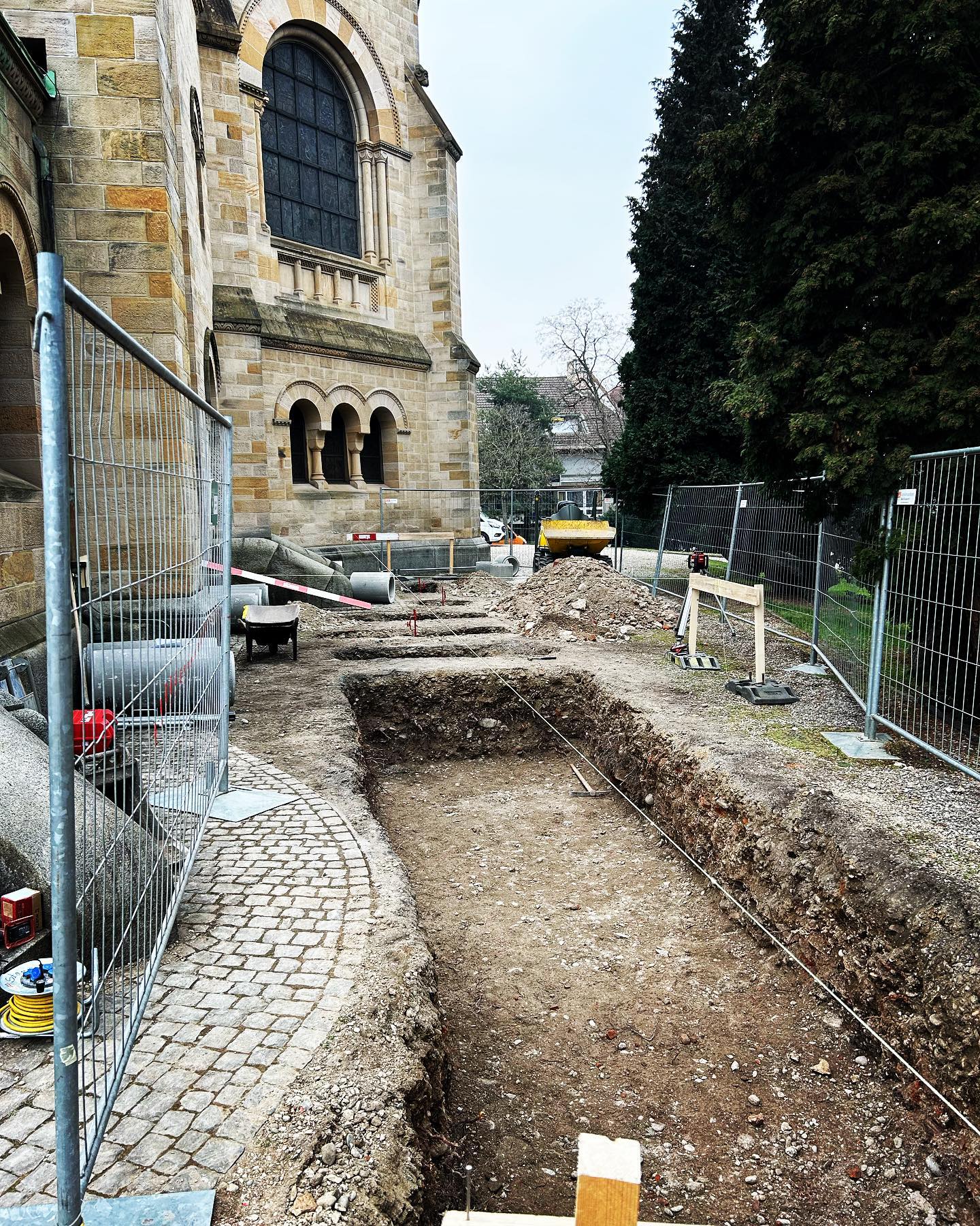 Ist hier etwa die @archaeologische_bodenforschung am Werk? Nein, unsere neue Rampe für barrierefreien Zugang wird gebaut!
.
.
.
#behindertenhilfe #barrierefrei #rollstuhl #disability #wheelchair #ramp #rampe #pauluskirche #kulturkirche #archaeology #archäologie #basel #switzerland #lovebasel