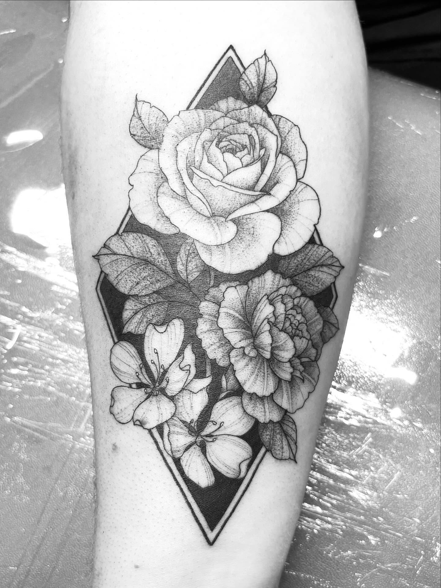 Need more of this in my life!! ๐ฅต๐คค
#ottawa #tattoo #ottawatattoo #fineline #floral