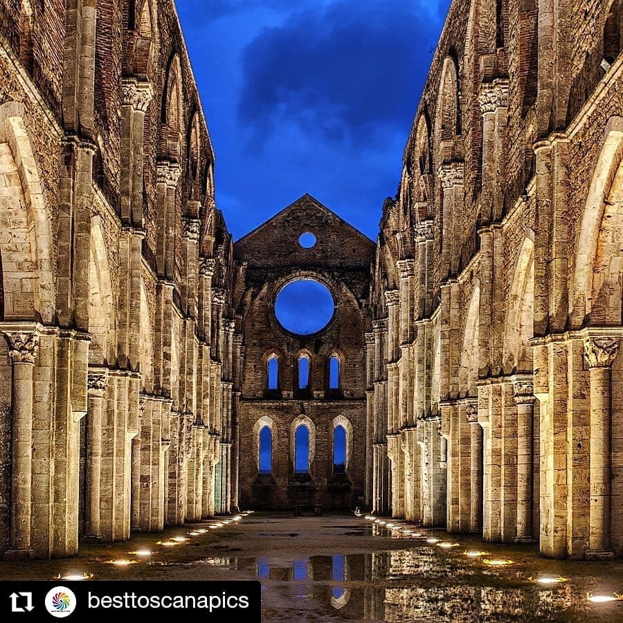 L'abbazia di San Galgano a Chiusdino, in Provincia di Siena, é una delle principali architetture sacre della Toscana e dell'Italia intera.
La sua costruzione si deve ai monaci Cistercensi che la iniziarono nel 1218. Fu consacrata nel 1288.
Da subito divenne una delle più ricche e importanti abbazie della Toscana, ma a partire dal XIV secolo, a causa delle diverse epidemie di peste, iniziò il suo declino.
Esso raggiunse il suo apice nel XVI secolo, quando i frati abbandonarono progressivamente il complesso. Nella seconda metà del Settecento, a causa del grave stato di abbandono, crollarono le coperture, le volte e il campanile.
Nel 1924 la chiesa venne restaurata dal grande soprintendente Gino Chierici. Egli seguì i principi del restauro conservativo teorizzato da Ruskin, senza quindi ricostruire le volte e le coperture. I professionisti dello Studio ASP.ILT e il Prof. Arch. Giampiero Cuppini, si sono ispirati anche a questo luogo e a questo restauro per il San Francesco di Fano (PU).
.
#Repost @besttoscanapics
.
.
Ph: @qubito_anothertuscany
.
#restauro #restauroconservativo #volgotoscana #loves_toscana #yallersitalia #vivotoscana #volgoitalia #vivoitalia #ig_italia #italy #architecture #toscana #vivosiena #volgosiena #igerssiena #maremma #tuscany #tuscanygram #photooftheday #siena #architecturephotography #florence #sangalgano #abbaziasangalgano #photographer #siena