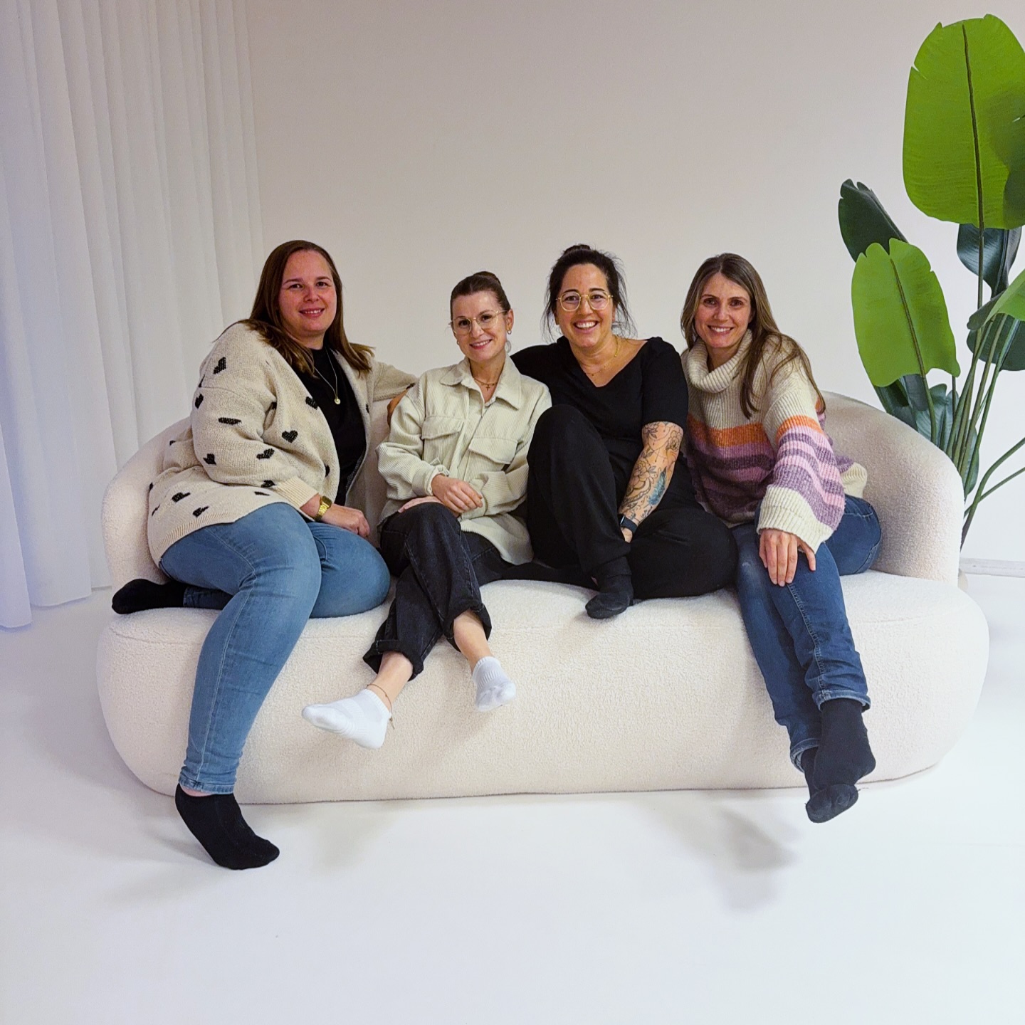 So sieht es aus, wenn Fotografinnen zusammenkommen, um gemeinsam zu wachsen und über sich hinauszuwachsen. Zwei intensive Tage, an denen wir wirklich ALLES durchleuchtet haben, von der ersten Pose bis zum finalen Edit.
Wir hatten zwei zauberhafte Neugeborene und eine Babybauch Mama als Models dabei, sodass jede Teilnehmerin Bilder für ihr Portfolio mitnehmen konnte. Vom sicheren Handling über emotionale Posen bis hin zu intensiven Bildbearbeitungs-Sessions hier wurde nichts ausgelassen.
Das Wichtigste: Bei mir gibt es keine dummen Fragen! Jede einzelne Frage wird ausführlich beantwortet, jede Unsicherheit wird aufgefangen. Und auch nach dem Workshop lasse ich dich nicht alleine, du bekommst weiterhin Support von mir und Zugang zu unserer exklusiven Member-Community.
Denn genau das macht den Unterschied: Du gehst nicht nur mit neuem Wissen nach Hause, sondern mit der Sicherheit, dass du jederzeit jemanden hast, der dich auf deinem Weg begleitet.
Bereit, Teil dieser Familie zu werden?
Schreib mir eine DM 🤍