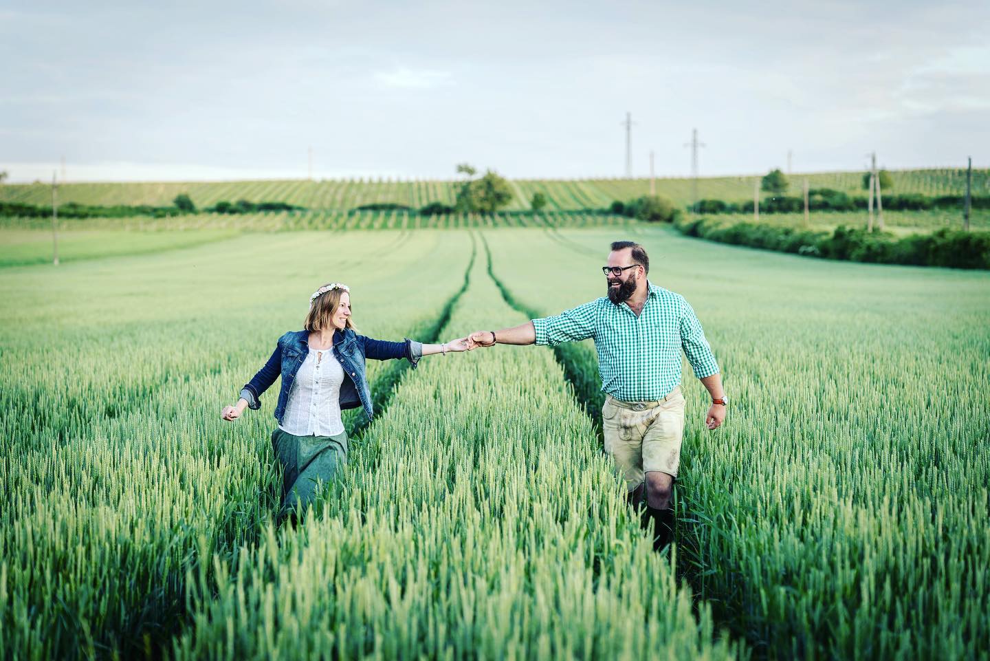 One more before the weekend. I love these cornfields. No matter if still green or already golden brown. If the couple is willing let them walk these roads up and down. The will love the pictures. Enjoy the weekend folks. #brideandgroom #instabride #weddingblog #hochzeit #weddingdreams #weddinglocations #hochzeitstag #traumhochzeit #THEVINCENTKEINER #love #hochzeit2020 #weddingjournalism #weddingdocumentary