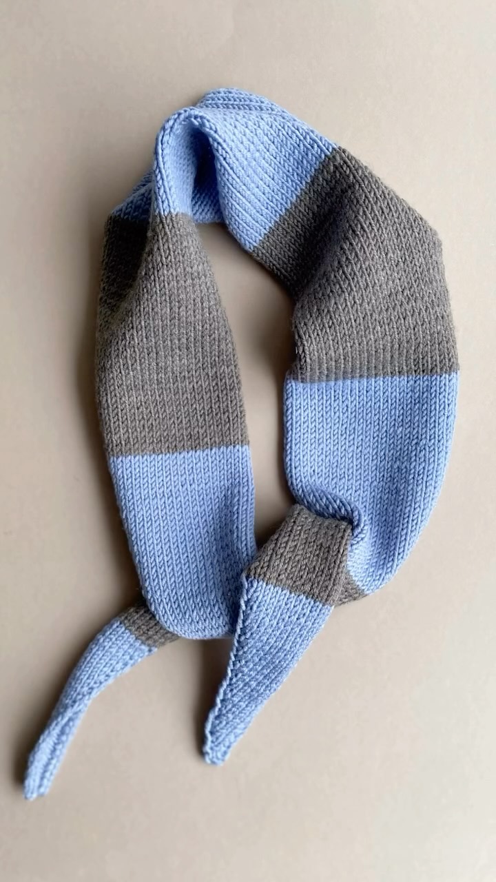 Dieser handgestrickte Sophie Scarf aus 100 % Merinowolle steht für alles, was wir gerade lieben:
zeitloses Design, ehrliche Handarbeit und Qualität, die man sieht – und fühlt.
Merinowolle bedeutet:
✔ ultraweich
✔ temperaturausgleichend
✔ langlebig
Ein Schal, der jedes Outfit aufwertet – ganz leise, ganz selbstverständlich.
#meramanufaktur #handmadewithlove❤️ #smallbuisnesslove♥️ #winterfashion #slowfashion