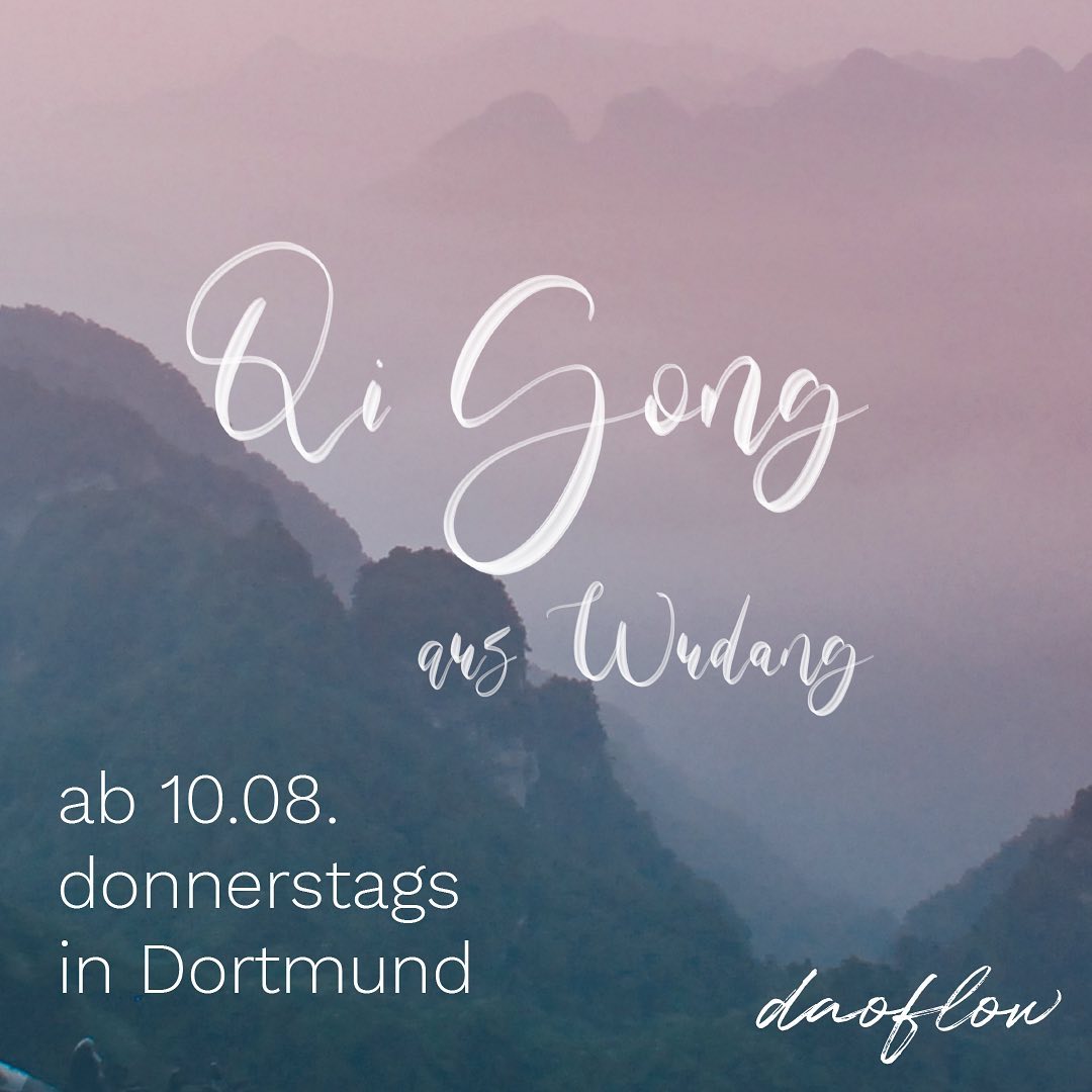 🌸 Schönheit – Eleganz – Ausstrahlung
Tauche ein in das Qi Gong aus den Wudang Bergen!
🕊️… und komm’ mit auf eine Reise die viel sanfte, anmutige und fließende Bewegung für dich bereithält.
🧘🏼♀️ Das Qi Gong aus den Wudang Bergen ist für seine weichen und fast mühelosen Bewegungen bekannt. Es ist ein toller Ausgleich zu deinem Alltag und eine Erholungszeit für deinen Körper.
🍃 Die Übungen werden dir ein Gefühl von Leichtigkeit und Schönheit geben. Gleichzeitig wird sich dein körperliches Gleichgewicht und deine innere Balance verbessern.
🌬️ Deine Aufmerksamkeit wird ganz gezielt auf die Bewegung, deinen Atem und deine Energie gelenkt, so dass du ein besseres Gespür für deinen Körper entwickelst.
✨ Ganz nebenbei werden Spannungen abgebaut und deine Gelenke gelockert.
🤩 Wenn dich das alles anspricht, dann sei ab August in Dortmund dabei!
🗓️ Alle Info’s und die Anmeldung findest du unter:
daoflow.de
.
.
.
#QiGong #qigongdortmund #qigongwudang #qigongfiveanimals #KranichQiGong #Kursangebot #GesundheitUndWohlbefinden #Schönheit #Eleganz #Ausstrahlung #InnereHarmonie #Bewegungskunst #Entspannung