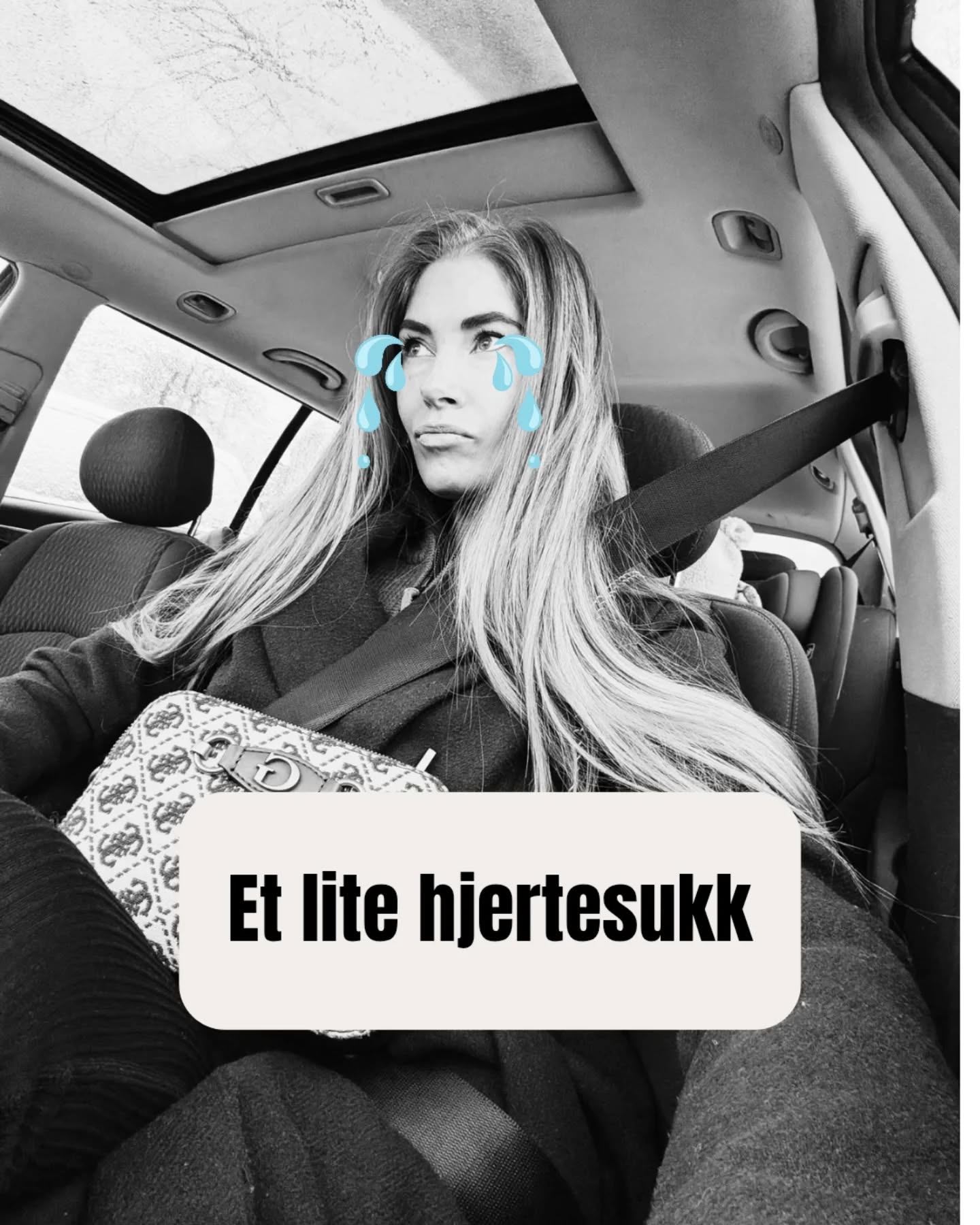 Et lite hjertesukk 🤯
Før jul har jeg dessverre måttet sende flere fakturaer til inkasso.
Vi snakker om flere tusen kroner og mange, mange arbeidstimer brukt på bestillinger jeg mest sannsynlig aldri får betalt for.
Jeg har full forståelse for at livet skjer. At ting kan være vanskelig, og at økonomien noen ganger strammer seg til.
Likevel er det ekstra frustrerende når arbeidet allerede er utført og produktet er levert.
For dette handler ikke bare om penger.
Det handler også om tid.
Tid jeg kunne brukt på andre kunder. Kunder som faktisk betaler.
Tiden jeg har brukt borte fra familien på å jobbe kvelder, netter og helger, i en periode der jeg allerede jobber langt mer enn normalen.
Perioden før jul er avgjørende for oss som driver for oss selv. Det er da grunnlaget legges for de stille månedene i starten av et nytt år. Når betaling uteblir akkurat da, merkes det ekstra godt.
Og kanskje viktigst av alt:
En personlig tegning er ikke en nødvendighet.
Det er ikke strøm, husleie eller mat.
Det er en luksusvare og noe man bestiller fordi man har råd, ikke fordi man må.
Jeg deler dette ikke for å henge ut noen, men for å minne om at bak hvert "lite" kjøp fra en selvstendig næringsdrivende, ligger det ekte mennesker, ekte arbeid og ekte konsekvenser. En liten dans når vi får inn en ny bestilling og litt sutring når vi ser at betalingen uteblir.
Så.. føler du deg truffet er det mest sannsynlig fordi du skylder meg penger...