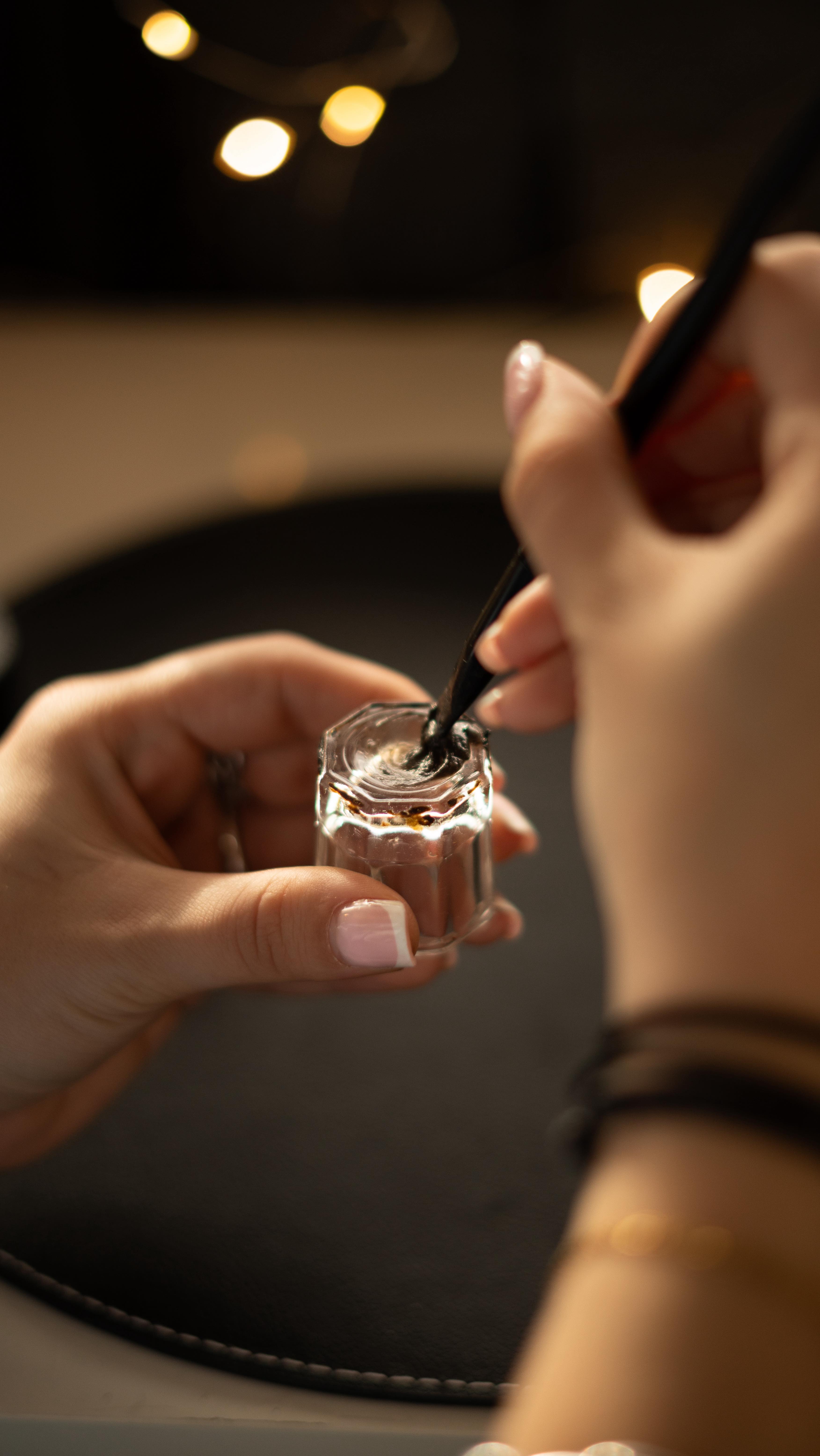 On passe beaucoup de temps à chercher la bonne formule, le bon positionnement, la bonne stratégie.
Mais avec le temps, j’ai compris une chose : ce qui change vraiment tout, c’est d’arrêter de se travestir.
Être la même personne dans sa vie perso et dans son travail, dire non quand c’est non, assumer son univers, ses choix et son rythme.
C’est comme ça que les liens se créent, que la confiance s’installe, et c’est comme ça que naît une clientèle qui te ressemble vraiment 🪩
À mes clientes : merci d’être là, de me suivre, de me faire confiance, de rire même quand je suis pas drôle … et de me supporter quand je fais la folle du bus 😅🤍