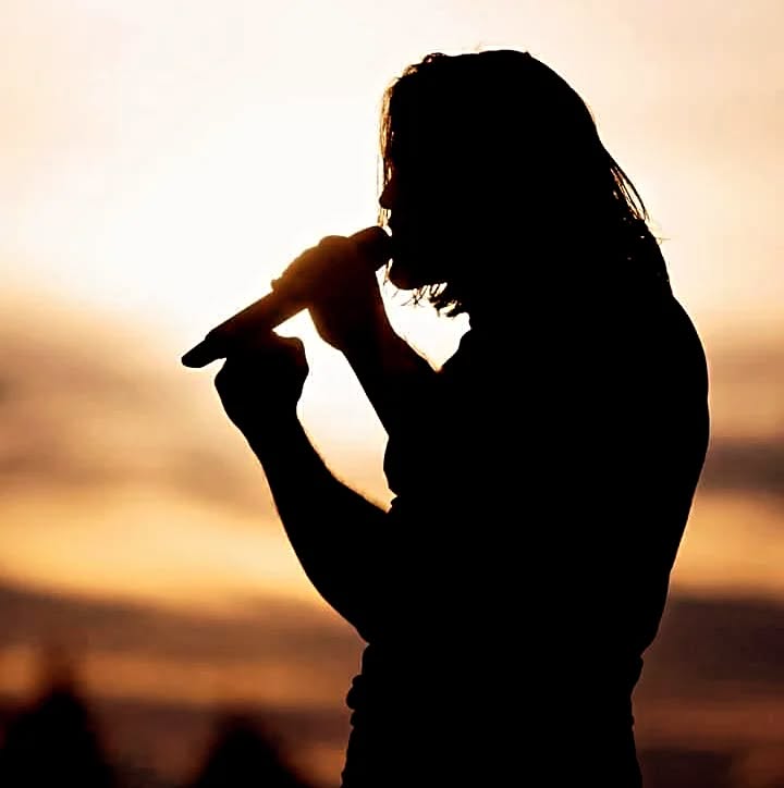 ☀️🌴🎶End of summer-tour 2024🎶🌴☀️
So grateful for all the experiences, feedbacks and the people I was able to meet 💙
A big hug to my friends @davedrumbeast 🥁/ @dizzy_luke__ 🎸/ @mi.ch.ae.l 🎸and @manuel_wiget 🍆 from @daveandthedudes and of course my tour sponsor @_naef_ag 🚍
Final summer show (SOLO) @huisamsee Sa. 14.09.24 in Hergiswil NW🥳🤘
📸 @hohgantopenair
#summertour
#grateful
#tour
#sunset
#singer