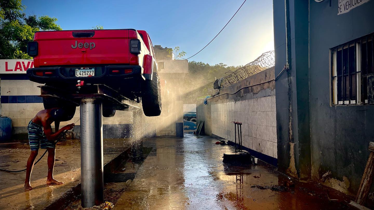 Carwash dominicano #republicadominicana #lasterrenas #carwash #backlight #jeep