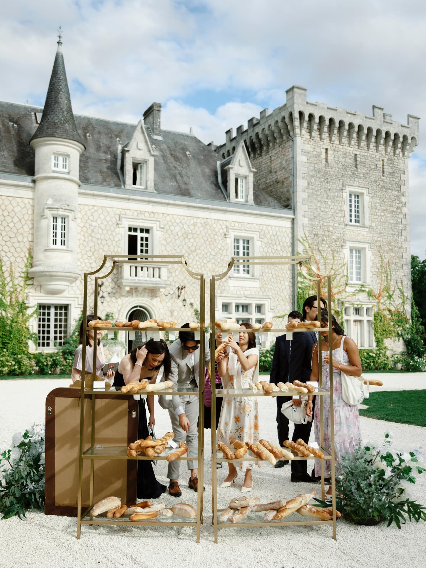 When creativity meets local cultureโฆmake it, but make it French ๐ฅ
note : dear French friends, no bread was harmed in the making of this setup, everything was given to the neighboring farmโs chickens after the wedding.
๐ค the baguette lovers : @nicoletangy @oscarlin_11
Planner:ย @sun_day_wedding
Venue:ย @chateaudelacouronne
Photographers:ย @ashleecphotographyย @kristenthomison
Videographers:ย @keithscottfilms
Makeup & Hair:ย @njfancyย @angitia.wedding
Catering:ย @eventsbynicolas
DJ:ย @dj_crystalbeats
Cello:ย @frenchweddingmusic
Saxophone:ย @philsaxman
Cake:ย @woodenspoonbycoralee
Florals:ย @fleur_deco.com.art_alia
Barber Truck:ย @lbbarbertruck_royan