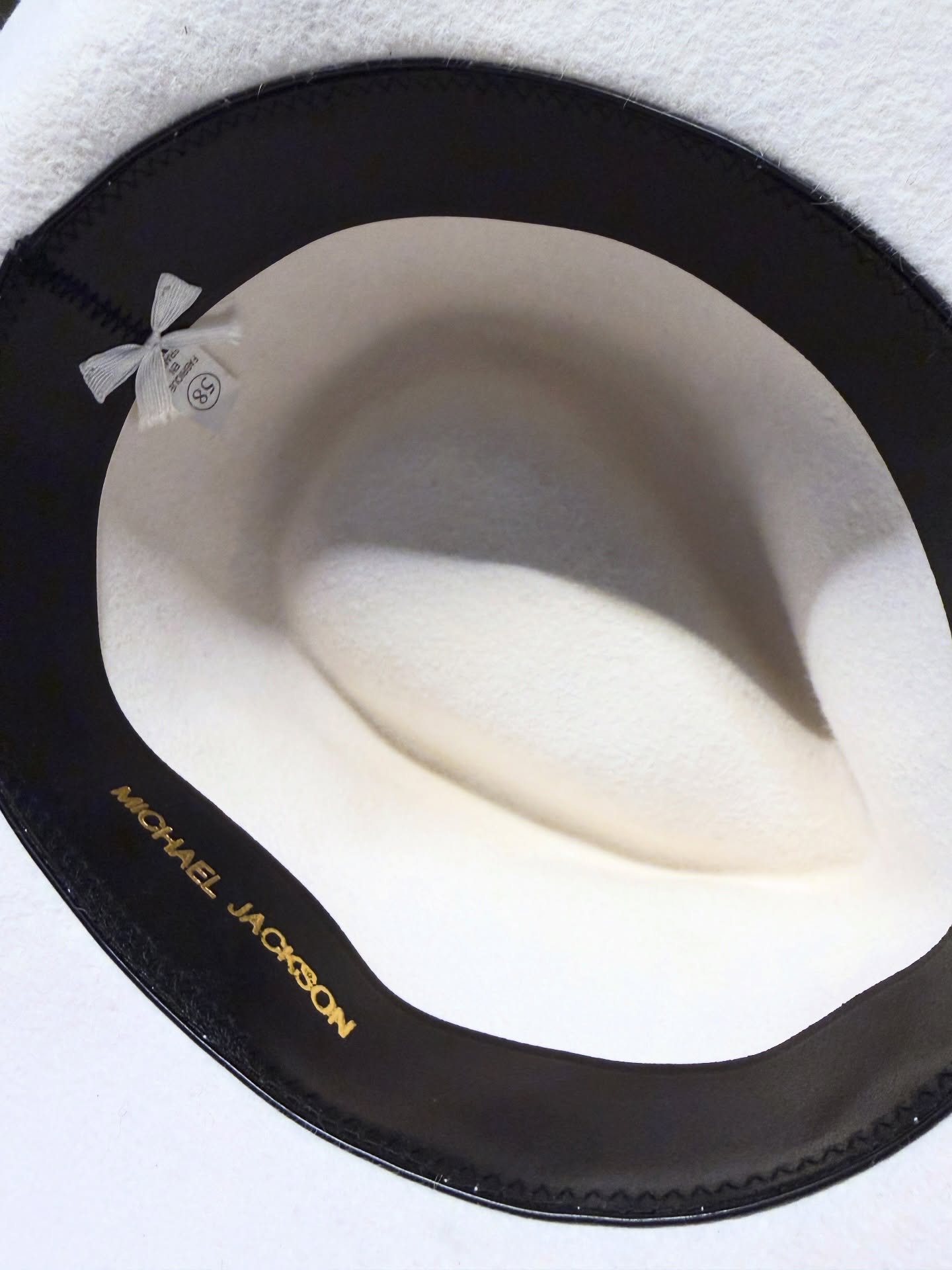 Did you know Jean Barthet made the famous hat of #mickaeljackson
The original model and design made by @barthetparis is available on custom order
#couture #house #mickaeljackson