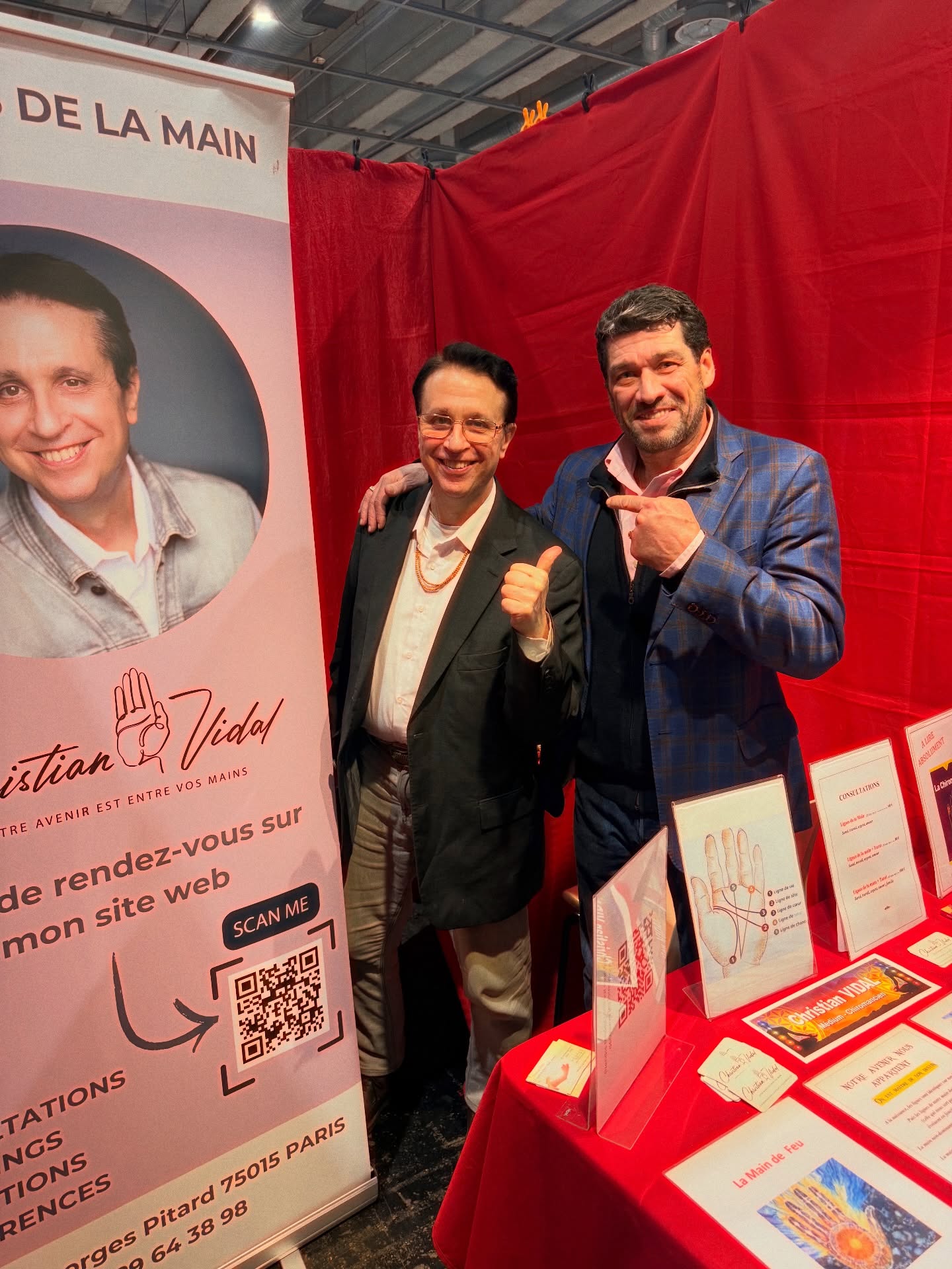Au @salonsmedecinedouce les plus belles rencontres sont souvent celles que l’on ne planifie pas : un sourire, une discussion qui s’étire, une évidence qui s’impose.
Des croisements d’âmes, de parcours et de visions, simplement… par hasard 🌈
Avec @astrologie_celeste @pierre_yonas @adntv.fr
Retrouvez-moi au stand A32bis jusqu’au 2 février