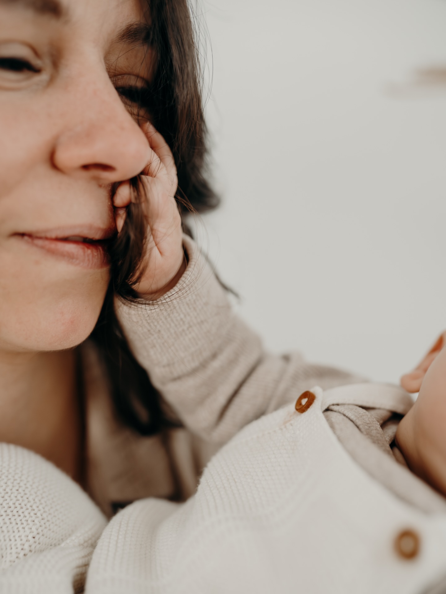 Stillen ist so viel mehr als Nahrung.
Es ist Nähe. Regulation. Verbindung.
Ein Raum, den nur zwei kennen. 🤍
Und trotzdem fühlt es sich an, als wäre diese Beziehung ständig offen für Bewertungen von außen.
Kommentare. Meinungen. Blicke.
Ungefragt. Ungebeten. Oft verletzend.
Dabei ist eine Stillbeziehung nicht nur sanft und innig.
Sie ist auch fordernd.
Körperlich. Emotional. Mental.
Manchmal wunderschön – und manchmal einfach nur anstrengend.
Ich wünsche mir so sehr, dass Stillen als das gesehen wird, was es ist:
ein heiliger Raum.
Ein Raum, der Schutz verdient.
Ohne Erklärungen. Ohne Rechtfertigungen. Ohne fremden Senf.
Diese Zeit ist so kurz.
Und genau deshalb halte ich sie fest.
Nicht, weil sie perfekt ist –
sondern weil sie echt ist.
Weil sie Bedeutung trägt.
Weil sie nie wieder genau so zurückkommt.
Ein Stillshooting ist für mich kein Luxus.
Es ist ein JA zu dieser Beziehung.
Ein JA zu dir.
Ein JA zu eurer Geschichte. ✨
👉 Folge mir für dein Stillshooting
und für Bilder, die diese Verbindung ehren. @soulmom.era