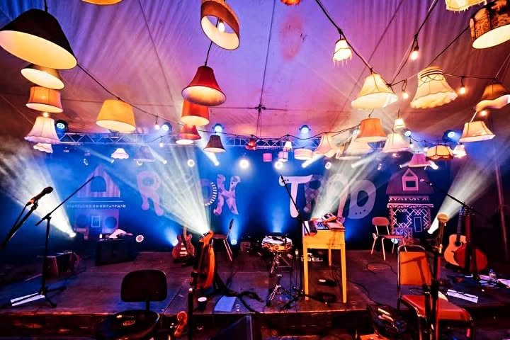 Flash back de cet automne où j'ai eu le plaisir de créer avec une belle gang de motivés la scénographie du Festival Trad de Ripon.
Pis ça se dessine pour une prochaine édition!!
2024 sera 🎉🔥
📸 Crédit photo @arianneprendesfotos
Sous la direction du maître des pitons : Hugo Amyot et la coordination de feu de Éloi Gagnon-Sabourin
#scenography #trad #musique #festival #petitenation #ripon #lashopàMadeleine