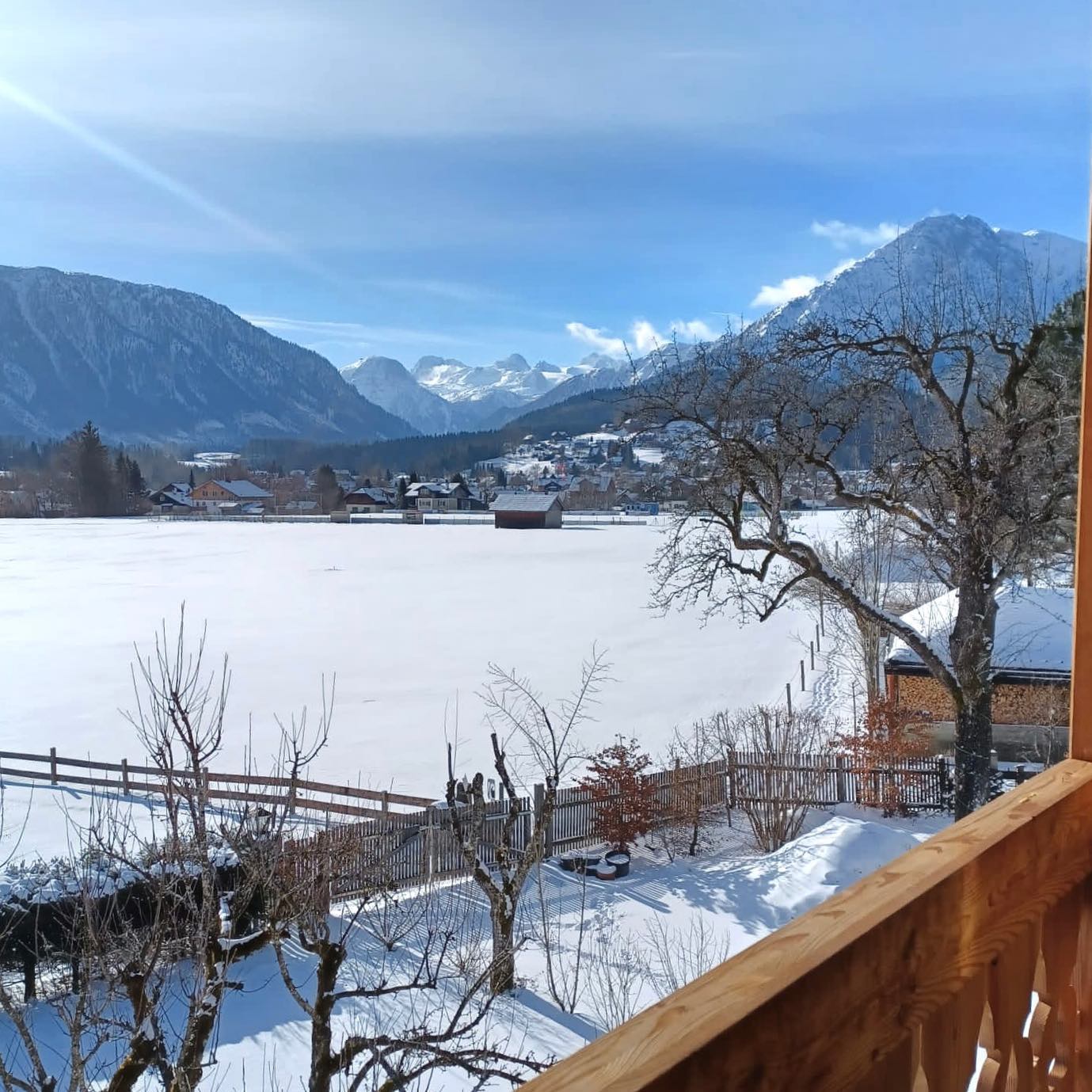 ❄️Room with a view…. Motivated to get those skis 🎿 on yet?
#altaussee #loserbergbahnen #salzkammergut