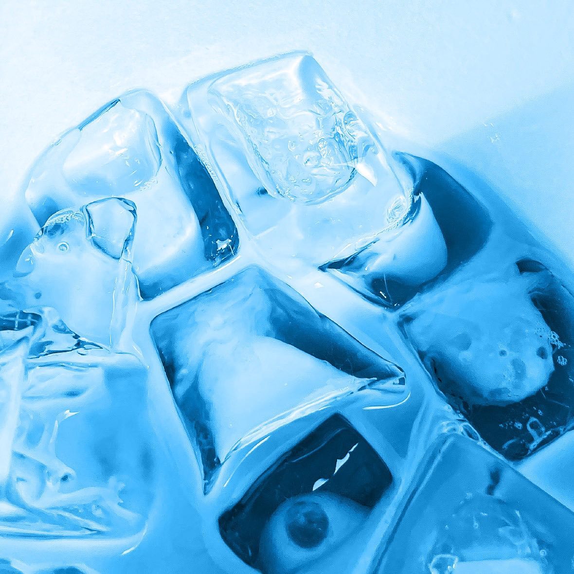 El #azul es uno de los colores que percibimos como frío, refrescante y dinámico. En la categoría de bebidas es popular en #bebidasionizadas, alcohólicas y #deportivas así como en #bebidasenergéticas. El color es parte fundamental de la conceptualización y narrativa de producto.
#Altecsa #colorantesnaturales #colorantesparabebidas #colorantesnaturalesparalaindustria #industriaalimenticia #innovación #lonaturalesinnovar #bebidascarbonatadas #bebidasgasificadas #bebidasalcohólicas #alcohol #bebidasenergéticas #bebidasdeportivas #desarrollodeproductos #refresco #sparklingdinks #drinks #ingredientesnaturales #industriadealimentos #colorante #industriallenadecolor #bebidasintantáneas #polvoparabebidas #jugos #néctares