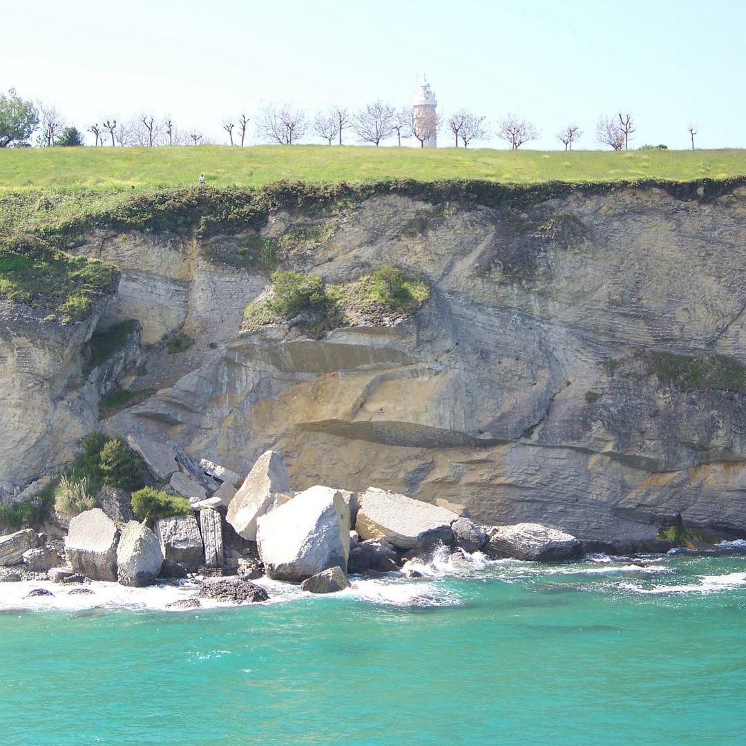 Sometimes the tiny screen on your camera doesn’t do your pictures justice, and this was one of those times! I had no idea the colors in this photo would be as vibrant as they were until I uploaded it onto my computer later that day - this is an unedited, no-special-lenses photo looking from one side of the cliffs bordering la Playa de las Mataleñas to the other, and it quickly became one of my favorite photos that I’ve ever taken. It’s hard to screw up beauty like this!
.
.
.
New post up on the blog about exploring Santander! Follow the link in the bio ⬆️ to read!