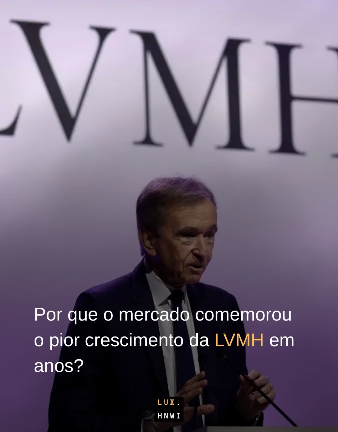 1% nunca significou tanto. 📉➡️📈
O mercado esperava o sangue. A LVMH entregou a estancagem. O relatório anual de 2025 saiu e a mensagem de Bernard Arnault é um ultimato: a festa do crescimento fácil acabou.
Não é mais sobre quem vende mais volume. É sobre quem protege melhor a margem e o desejo.
Neste dossiê visual, decodificamos os sinais vitais do maior conglomerado de luxo do mundo:
💄 O Efeito Batom 2.0: Enquanto a divisão de Moda e Couro recuou, a Sephora e o Varejo Seletivo explodiram (+28% de lucro). O cliente não deixou de comprar luxo; ele apenas trocou o “investimento” da bolsa pela “indulgência” da beleza.
🇧🇷 A Domesticação do Luxo: O relatório deixa claro que o turismo na Europa travou. Quem salvou os números? A demanda local. O Brasil e as Américas provaram que a “Loja-Residência” é o modelo vencedor quando o cliente para de viajar.
🎯 Performance de Precisão: 2026 não aceitará amadorismo. Quem não tiver herança real, controle de estoque e VICs (Very Important Clients) fiéis, não sobreviverá ao ajuste.
O “Soft Landing” aconteceu. Agora começa o trabalho de verdade.
Quer saber como preparar a sua marca para este novo ciclo? Dissecamos as 12 páginas do relatório financeiro e traçamos o Playbook 2026 no artigo completo.
🔗 Toque no Link da Bio para ler a análise na íntegra.
#LVMH #MercadoDeLuxo #BusinessOfLuxury #GestãoDeMarca #BernardArnault