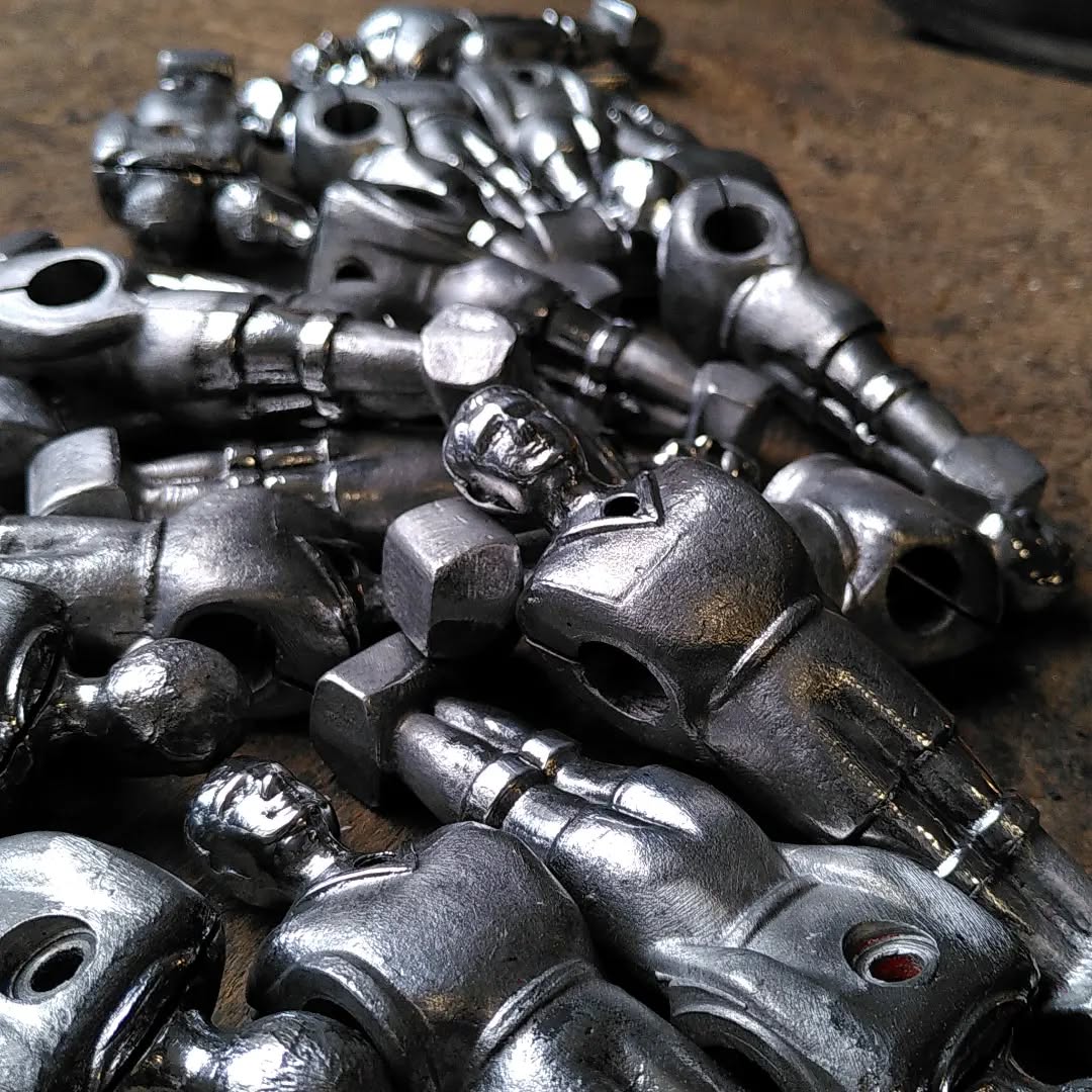 Je polis que les parties chair, ça fera équipe de surfeurs d'argent