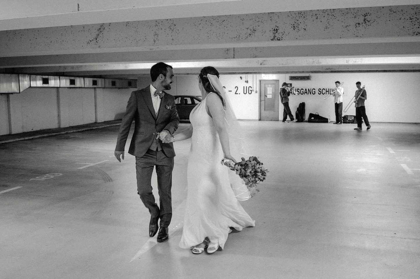 Manchmal sind es die unerwarteten Momente, die eine Hochzeit unvergesslich machen. ✨
Überraschung in der Tiefgarage: Wie cool ist es bitte, dass drei Jugendliche sich in einer Tiefgarage treffen, um Posaune zu üben!? Und dann auch noch spontan ein Hochzeitsständchen spielen, wenn ein Brautpaar um die Ecke kommt…
Große Liebe für solche Momente!
#hochzeitsfotografie #unvergesslichemomente #überraschung #hochzeitsfotograf #hochzeitsplanung #brautpaar #hochzeitplön #hochzeitkiel