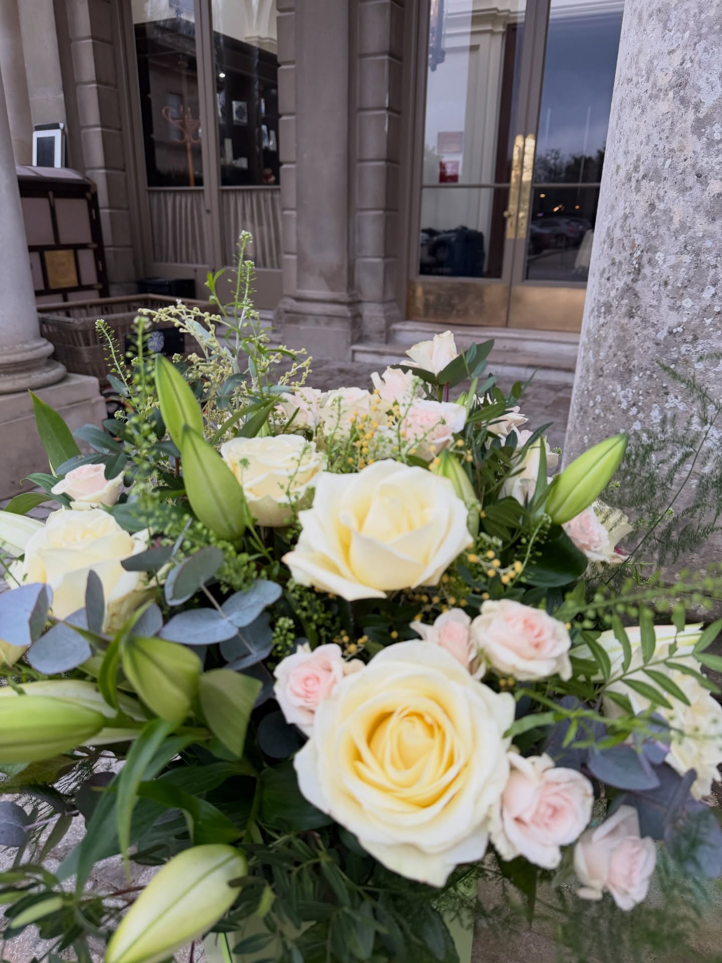 SKAGEN - This beautiful bouquet created with off white roses, spray roses, white oriental lily and seasonal foliages reminds us of trips to the most northern point of Denmark 🇩🇰.
Found at the northern tip of Denmark’s Jutland peninsula, Skagen is famed for its white sand beaches and the nature that surround it.
Order now by clicking the link in the bio. Nationwide delivery.
#flowerdelivery #floralstylist #blomsterdekoratör #skagen #floristonline