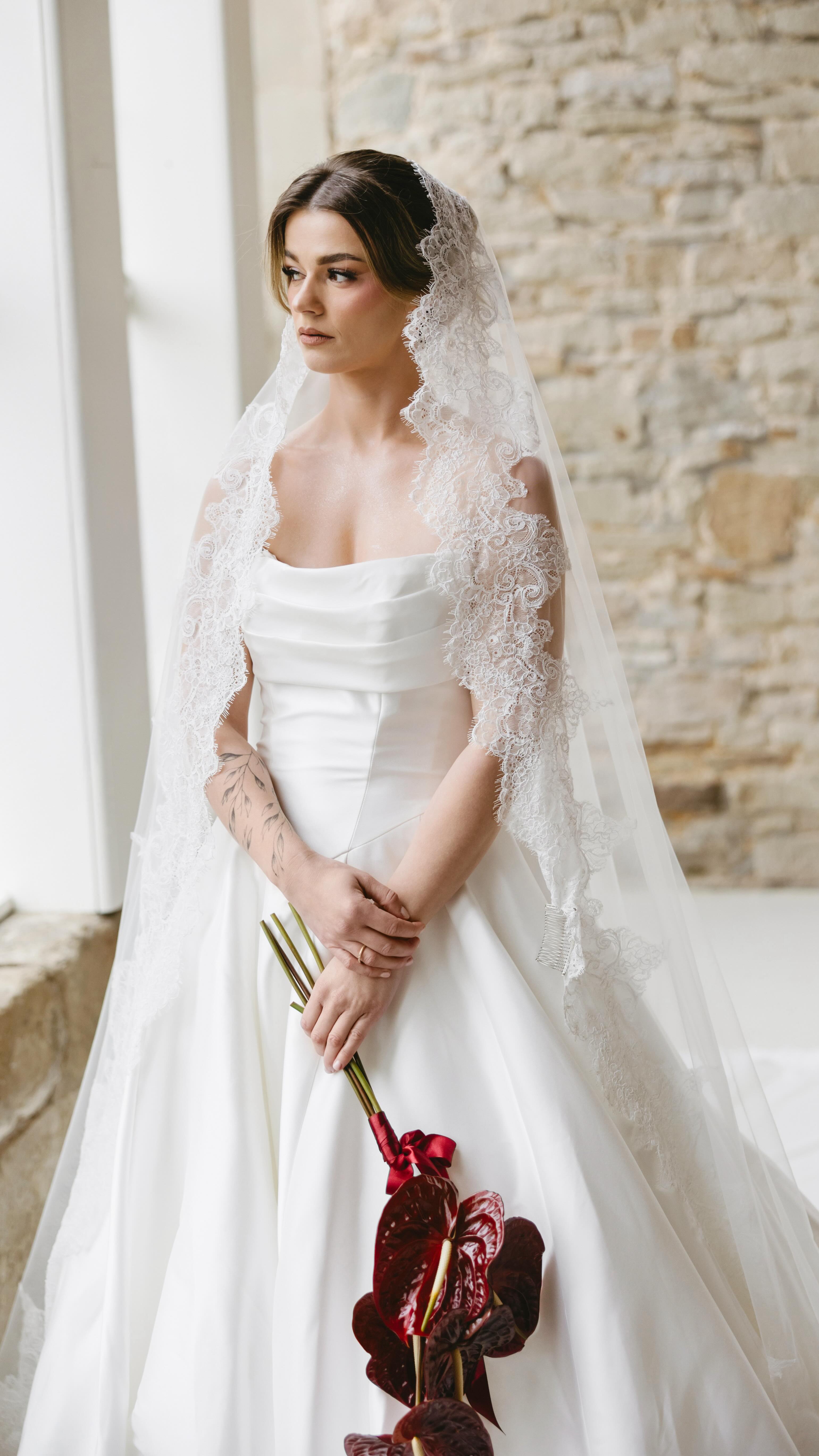 Ihr denkt bei der Dekoration hört meine Arbeit auf? I wish 🥹
Wisst ihr womit ich am allermeisten Zeit verbringe? Reinigen!
Servietten wasche ich oftmals von Hand. Sie werden gebügelt, gefaltet und sortiert.
Kerzenwachs schmilzt ganz oft zu undankbaren Blöcken. Das zu lösen und zu reinigen dauert Stunden. Gleichzeitig muss ich aufpassen das Glas nicht zu zertrümmern.
Noch schlimmer sind Stabkerzen. Hier tropft das Wachs noch auf weitere Artikel wie Vasen, Tischnummern und Stoffe. Kerzenwachs ist hartnäckig und undankbar.
Das sind Arbeiten, für die bräuchtet ihr noch viel länger als ich, weil euch die Erfahrung fehlt. Und das sind Dinge, auf die habt ihr am Sonntag nach eurer Hochzeit am allerwenigsten Lust.
Also wer sagt eine professionelle Deko wär das Geld nicht wert und 5€ für ein Zylinderglas zu viel - der ist herzlich dazu eingeladen mal montags bis mittwochs Praktikum bei mir zu machen 🫶
Wenn Paare meine Dekoration buchen, kaufen sie nicht nur Ästhetik. Sie schenken sich etwas viel wertvolleres: Zeit ✨
Für mich ist das wirklich eine Form von Selbstwertschätzung.
Aber auch Wertschätzung in meine Richtung. Für meine Arbeit, die ihr nicht mehr seht. Denn ich glaube wie viele Stunden ich in der Reinigung verbringe, kann man sich nicht ansatzweise vorstellen, wenn man hier im Sommer nicht einmal dabei war 🫶
Planung und Konzept: @carolinardler_hochzeiten
Location: @orangerie_gut_ostenwalde
Fotografin: @pmmoments_wedding & @medeapetersenfotografie
Videograf: @amdmediafilms
Model Couple: @juulezs @antonio.de.lisi
Single Bride: @angelinanse
Floristik und Dekoration: @ivyandrose_de
Geschirr, Besteck und Gläser: @zeltemaehlmann
Stylistin: @neginsmakeup
Papeterie: @noorddesign
Brautmode: @brautmoden_wiegmann
Herrenausstatter: @kramer_hannover
Hochzeitstorte: @delicious_cake_bremen
Kronleuchter: @kiana_events
Livezeichnerin: @farbmomentebynica
Brautschmuck: @schmuck.bluete
Trauringe: @verspoor_trauringe
Dekoverleih
Hochzeitsfloristik
Hochzeitsdeko
Hochzeitsdekoration
Willkommensschild
Floristik