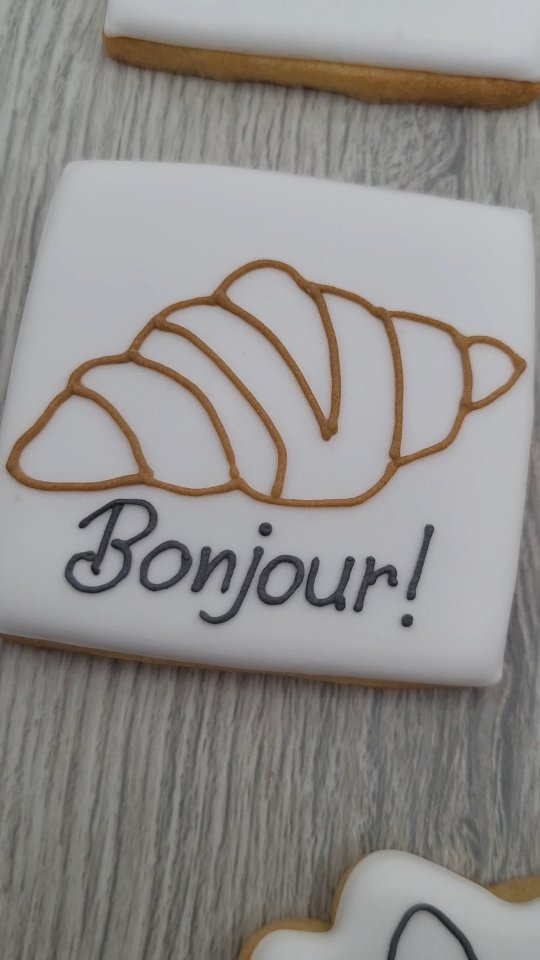 Bonjour sweetness 🇫🇷✈️
A little travel, a little birthday, a lot of icing 💛
Custom biscuits inspired by travel, celebration & beautiful details 🇫🇷✨
Made to order ✏️
#custombiscuits
#icedcookies
#customcookies
#bakersofinstagram
#frenchbakery