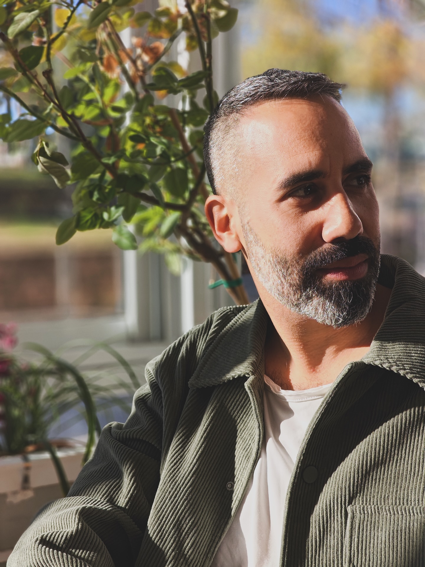  היום אני בן 37
והגיע פיצוח לדיכוי שאני סוחב כבר שבועות.
האדם מחפש משמעות הוא בעצם אני
שבודק בכל עשייה האם יש בה ייעוד ושליחות.
ובשבועות האחרונים
משהו לא עובד לי עם זה
אני עסוק בלמצוא את הייעוד בכל דבר
ובעיקר בעבודה שלי עם אנשים אחרים
ומשהו שם לא מתחבר חלק.
אחרי שיחות עם היוב
קלטתי שאני בעצם מחפש רחוק
במקום להישאר קרוב
ושאשכרה הגשמתי כבר
חתיכת ייעוד משלי
עם משפחה משלי
איזה דבר גדול.
התנועה הקבועה לחפש משמעות מאז הנער שהייתי
כבר אינה הכרחית כשאתה אבא ואיש משפחה.
אז החלטתי השנה
עם כניסתי לגיל 37 לבחור במה שרכבת ישראל
חרטה על קרונותיה, פשוט להנות מהדרך מבלי לדעת לאן.
לצאת להרפתקאות
לשמוח
לראות את הרצונות שלי
להקשיב לתשוקות שלי
והפעם לאהוב
קודם את עצמי
לבלות עם הילדים והמשפחה
מבלי להיאחז בחיפוש הדבר הבא.
הגעתי אל הנחלה
לעת עתה