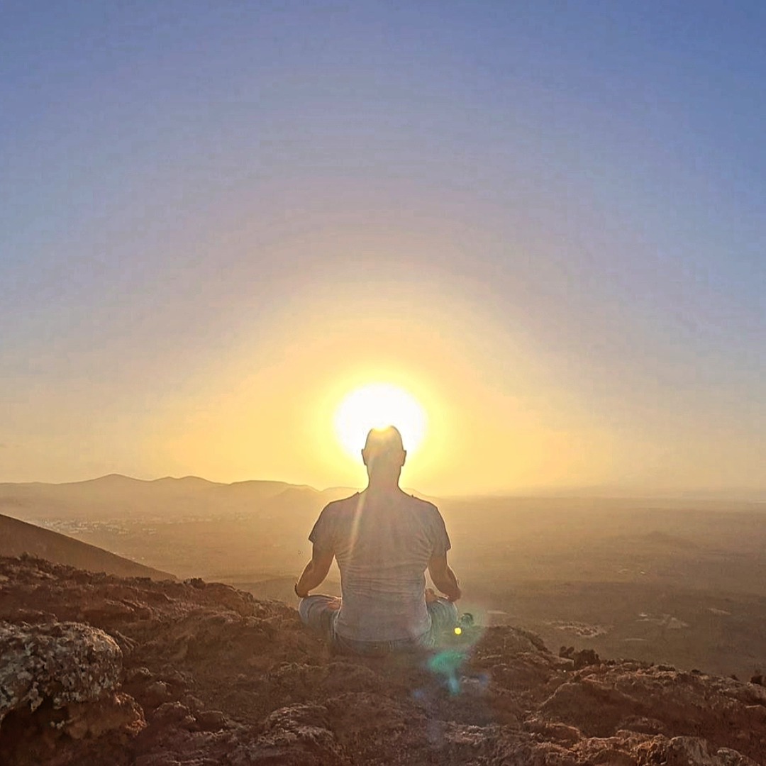 Voller Sehnsucht der Sonne entgegen.
In der Abenddämmerung verlieren wir uns im Anblick des faszinierenden Sonnenuntergangs, umarmen die Hoffnung, dass sie am nächsten Tag wieder für uns scheint. Trotz dieser Gewissheit, hat uns der Winter und der frühe Frühling mit nur wenigen sonnigen Tagen belohnt.
Ein paar strahlende Momente konnten die lange Strecke grauer Tage kaum aufwiegen, und die Stimmung vieler, auch meine, hat darunter gelitten.
Doch die Vorfreude auf die nächste Woche lässt mein Herz höher schlagen:
☀️ Sonne
🌊 Strand
🧘 Yoga
📚 Unterrichten
Yogalehrerherz, was willst du mehr. Die Vorfreude, endlich mein neues Skript zu präsentieren und das tiefe Thema Karma mit meinen Schülern zu ergründen, ist groß.
Das Retreat könnte auch „Nimm dein Schicksal selbst in die Hand“ heißen.
Nur noch 7 Nächte, bis es soweit ist. Voller Sehnsucht blicke ich in den Sonnenuntergang und zähle die Tage.
#YogaRetreat #yoga #hatha #hathayoga #ashtanga #ashtangayoga #ashtangalove #yogaliebe #mindful #mindfulness #yogateachwr #yogi #yogaboy #fitness #instafit #yogapic #yogapicture #asana #yogaposition #iinstafit #fitness #instayoga #yogaeveryday #yogaeverywhere #yogaever #yogaasana #yogadeutschland