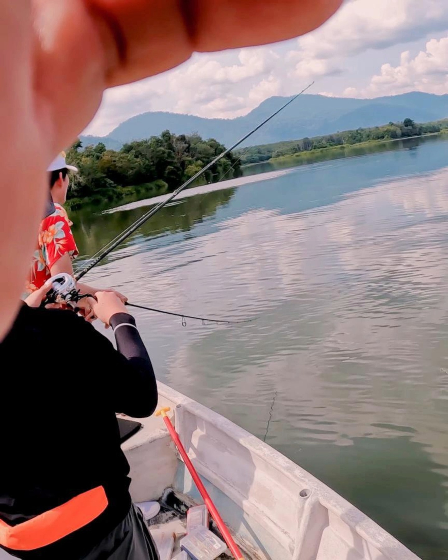 Everybody love chasing the schooling fish busting baits on the surface. Contact us for enquiries on our freshwater fishing trips in Malaysia #peacockbassfishingguidemalaysia #hardworkingangler #fishing #peacockbass #visitmalaysia #pancing