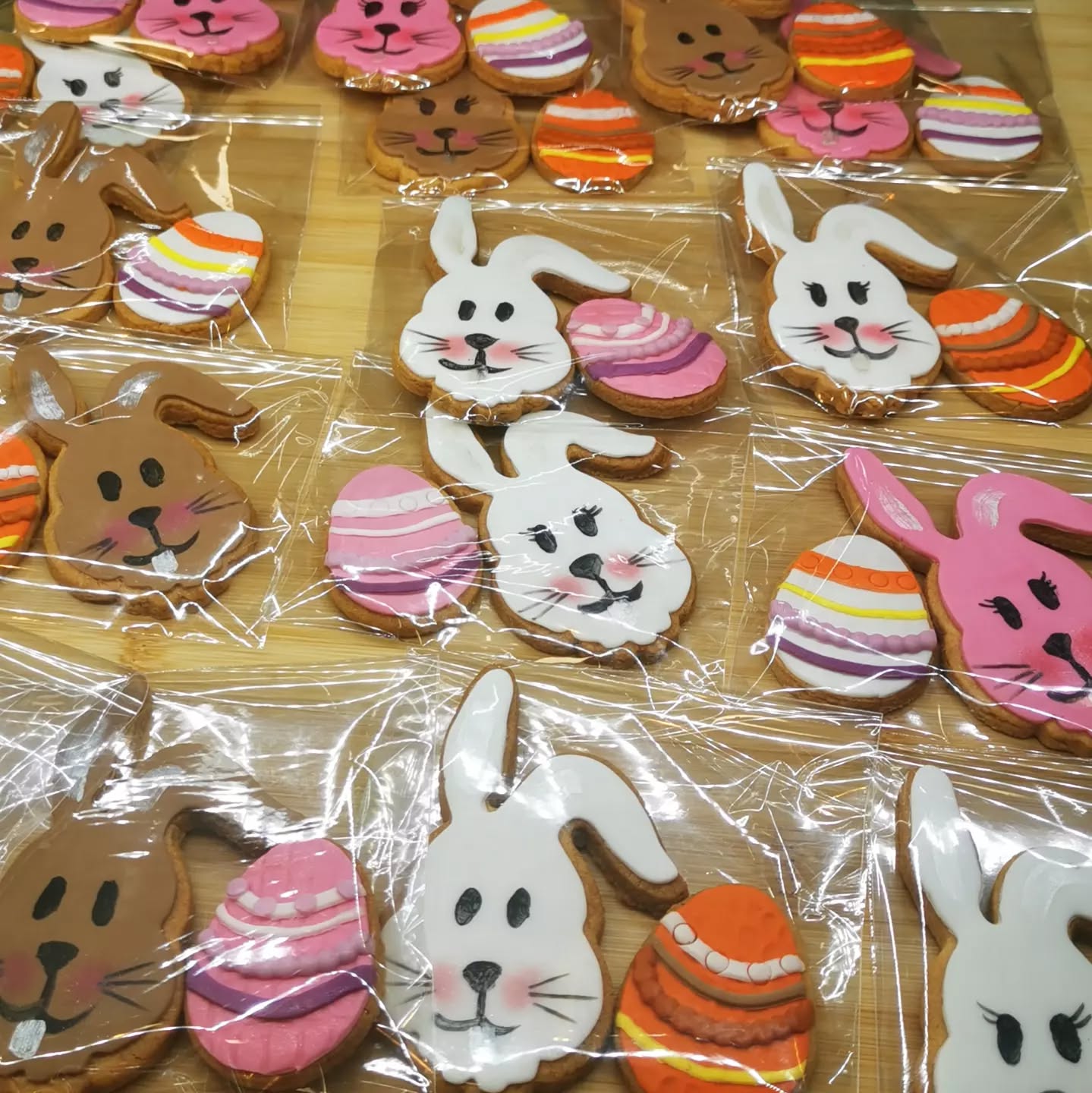 Aquí tenéis nuestras divertidas galletas de Pascua. Disponibles en @22onzesarria
#pasqua #pascua #galletasdemantequilla #galletasdepascua #conejitodepascua #huevosdepascua #artesano #indicakes