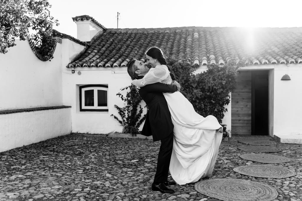 Claudina y Eduardo 💫
Feliz Vida ✨
📸 @couchestudio
🎶 @izonevents
🥗 @delfindelicatessen
🥁 @drumsonlive
🌷 @verdeoliva_floresyeventos
💄 @perezserradillanovias @rebecaperezmakeupartist
Wp @bambarela
💡 @isedexsl
🏡 @santa_catalina_events
#bodascaceres
#bodas2022
#bodasenfincas
#bodasextremadura
#wedding
#bodasfincasantacatalinaeventos
#bodasconencanto