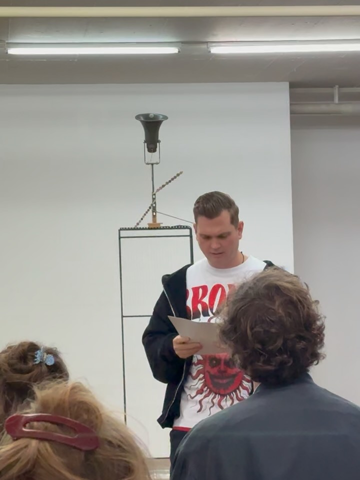 «Radikal» Linie als Stimme Kunstschaffende: Olga Antonova / Carmela Gander / Lotta Gadola Susanne Henning / Patricia Jacomella-Bonola Gian Kaegi / Anna Sabina Zuerrer Monica Germann & Daniel Lorenzi / Alexander Obretenov Pablo Haller / Johanna Rast. Finissage: Fr 30.1.2026, 14h Monica Germann in Gespräch Leonardo Ponce , Musiker «Trommeln für den Frieden» 18.30h Spoken Art Performance: «Zeichen einer Wendung» Pablo Haller und Alexander Obretenov.