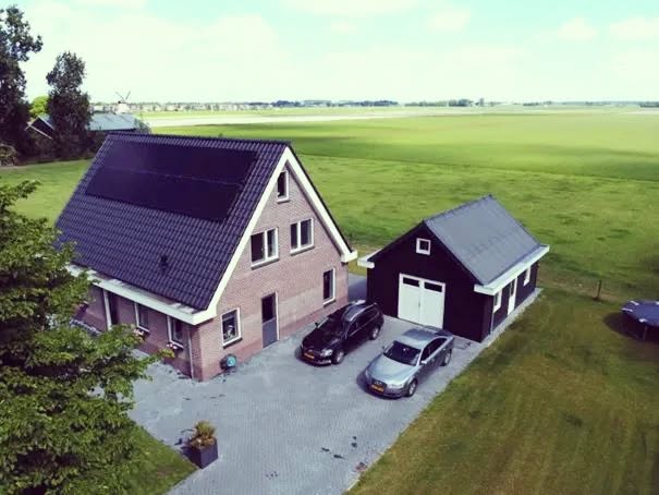 VERKOCHT
Landelijk -onder de rook van Alkmaar aan de Noordervaart- gelegen, royale en robuust gebouwde vrijstaande woning met een fenomenaal uitzicht en een groot geïsoleerd bijgebouw (6.00 x 8.00 m, geschikt als garage, praktijk/kantoor, atelier, gastenverblijf, Bed & Breakfast of kangeroewoning). Enkele kenmerken: bouwjaar 2019 * woonoppervlakte 180 m2 * inhoud ruim 700 m3 * perceel 1450 m2 * gasloos - energielabel A - nul op de meter * #huistekoop #vrijstaandwonen #landelijkwonen