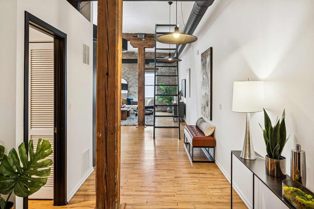 Absolutely loving the loft vibes in this space! We carved out separate entry, living, dining, and home office spaces to show maximum functionality. While greenery and cozy textiles softened the space. #loft #vibes #chicago #chicagorealestate #havenhomestager #chicagohomestaging #stagingworks #stagingsells #staging #homestaging