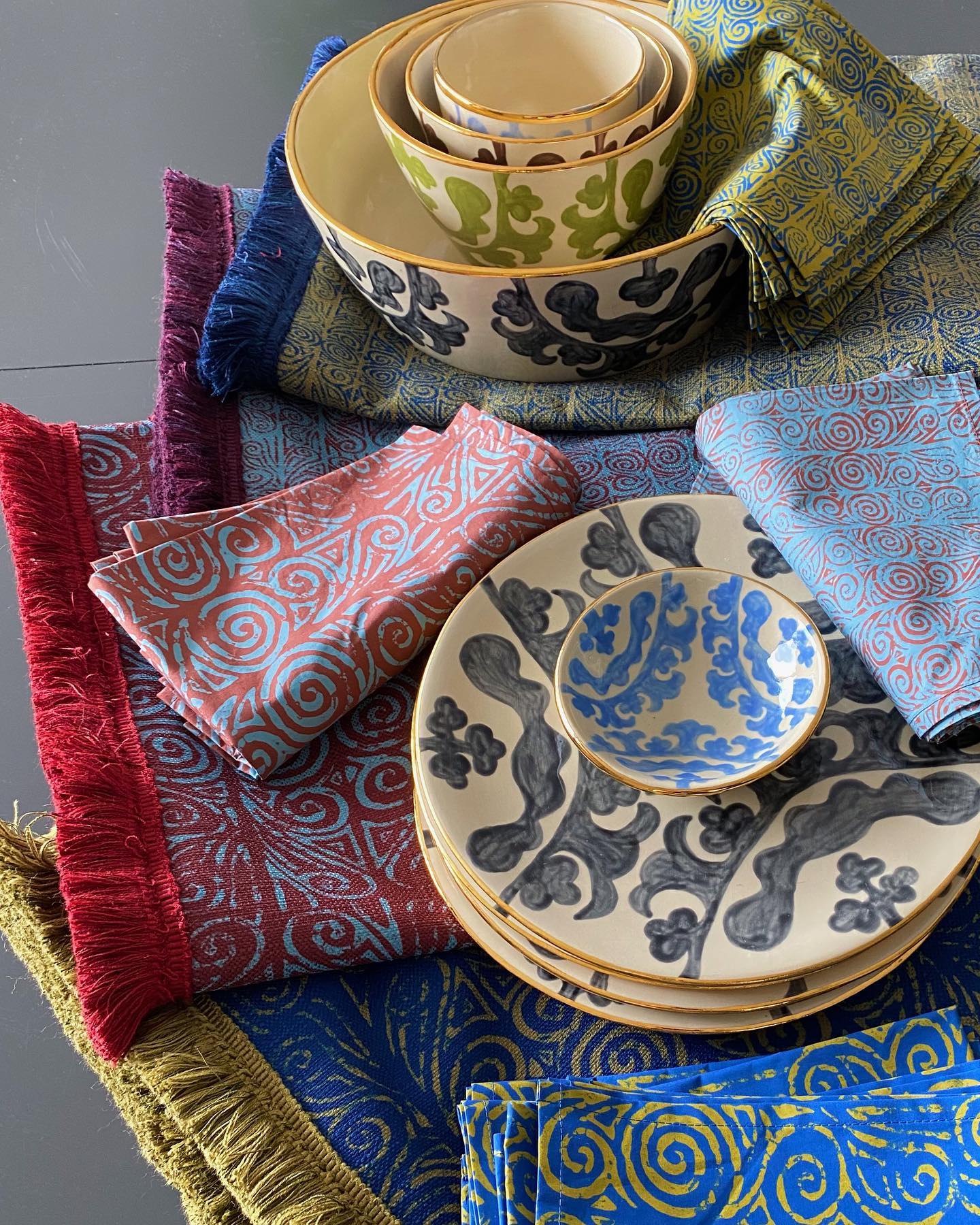 Garden party season with outdoor tablerunners, matching napkins and tableware by @anderswo.zurich 🌱
#tablerunner #outdoor #marabout #napkin #cotton #tableware #anderswozurich #mixandmatch #patterns #mywork #mystudio #smallbusiness #madeinzurich #swissmade #textiledesign #craftsmanship #textiledesignstudio #barbarawagner