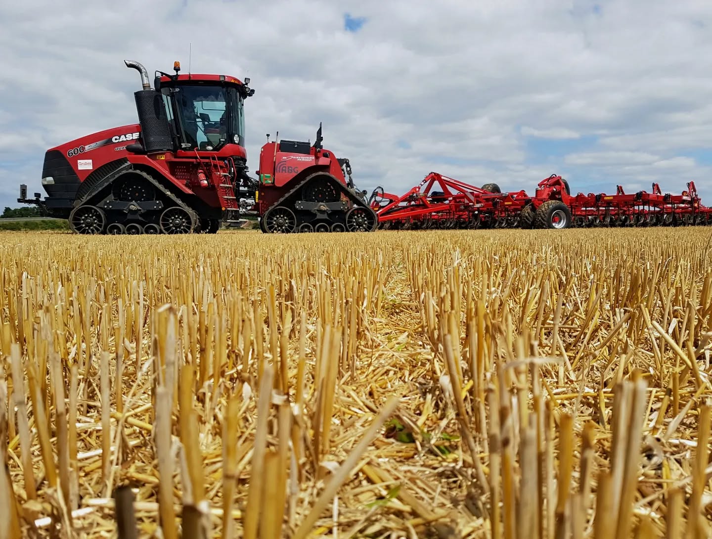 Der Knicklenker #caseih #quadtrac beim Stoppelsturz mit einem Flachgrubber von #Horsch.
#sommer #traktor #tractor #field #wheat #grain #cultivation #grubbern #case #newholland #fendt #claas #johndeere #harvest #getreide #getreidefeld #summer #work #workhard #farm #farming #farmlife #landwirtschaft #agriculture #power #red #soil