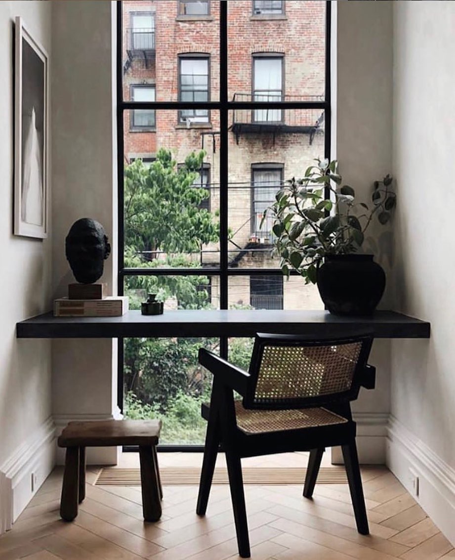 #inspiration #cestlundi #bureau #teletravail #architectedinterieur #architectureinterieure #milkdecoration
C’est lundi! J’adore ce bureau baigné de lumière. Simple et efficace!
Sans pousser les murs, il y a plein de petites astuces pour rendre plus agréable cet espace qui nécessite d’être optimal pour une efficacité redoutable!
Et vous, vous êtes (encore) en télétravail?