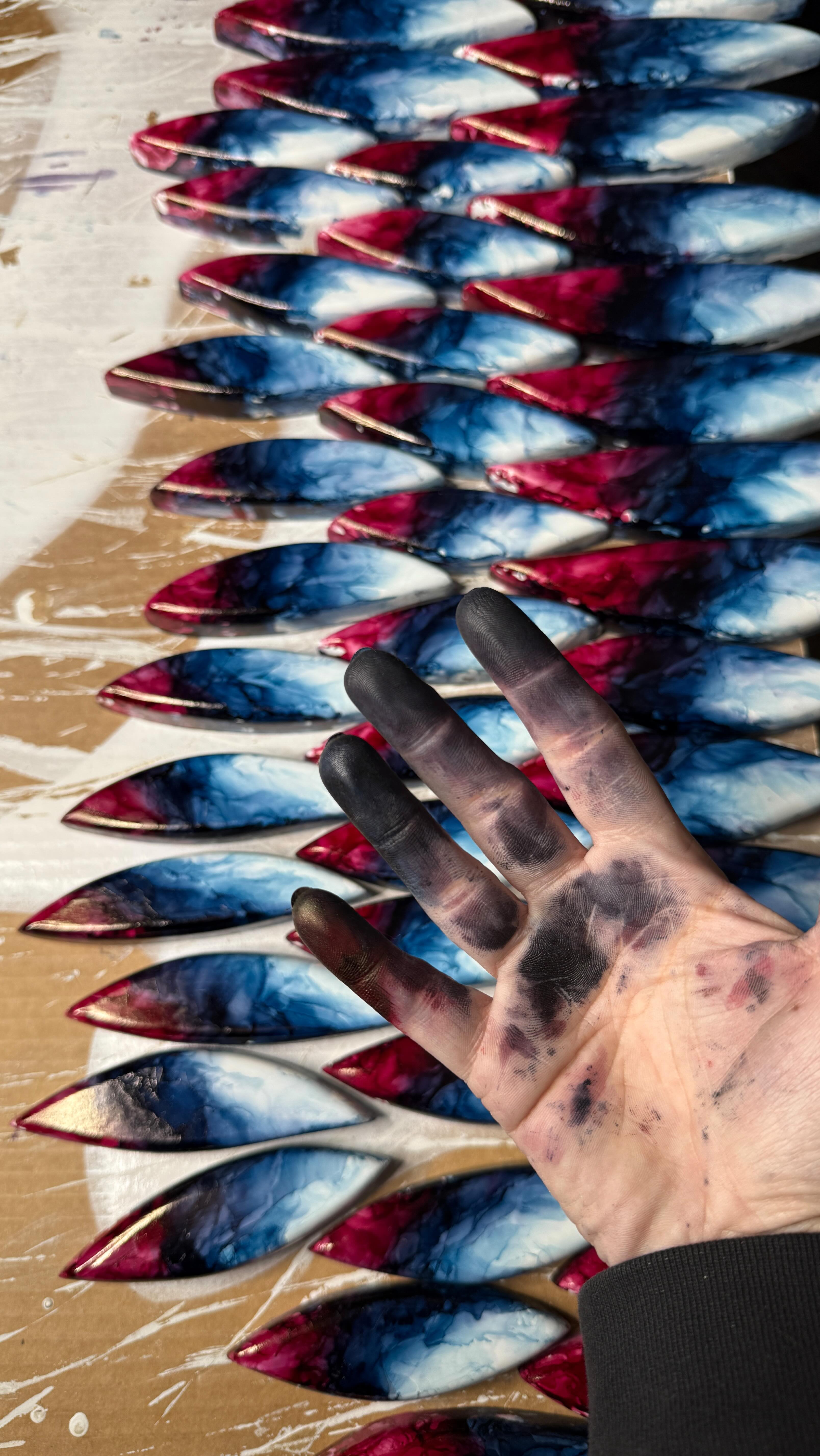 It doesn’t hit you until you lay out all the pieces, just how many paintings you made… in 8 days. 135 hours of painting to complete 576 pieces but I did it! 😍
#artcommission #artconsultant #hotelart #alcoholinkpainting #installationart