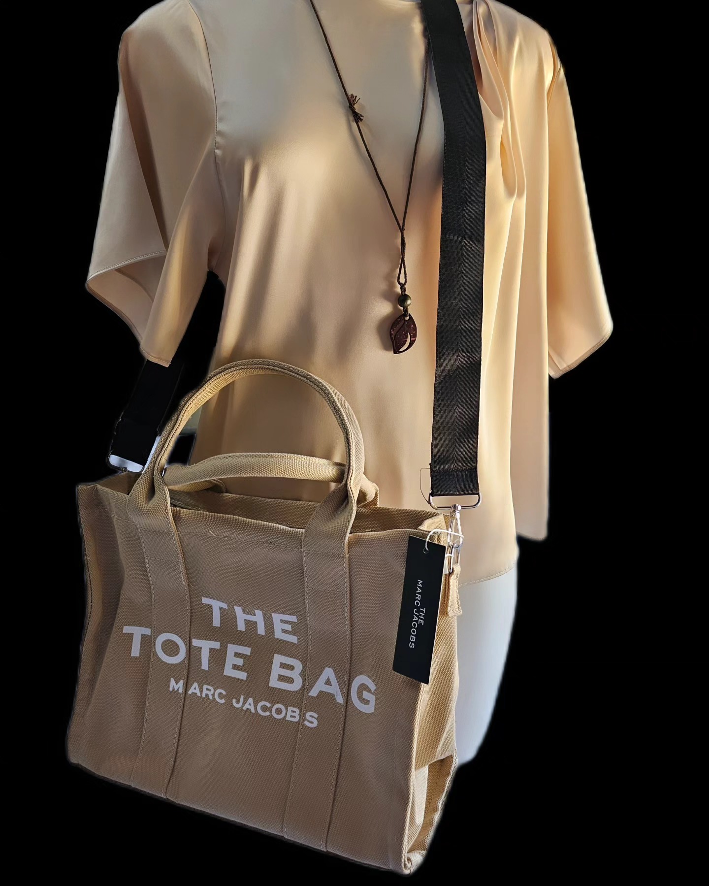 ๐Women's๐ The Canvas Tote Bag by Marc Jacobs!
Crafted from textural cotton canvas!
Comes with Dust bag, Black Crossbody Strap!
Size: Small!
Condition: Brand New!
Retail: $175.00
Wright Way Wear! $100.00