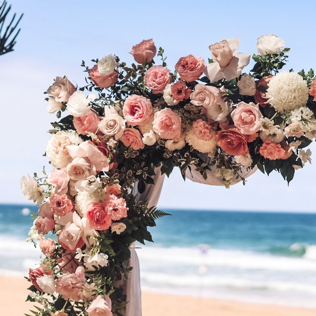 In my happy place, flowering on the beach for the lovely Fabi & Mark with @elements_for_hire #whalebeachwedding #northernbeachesflorist #northernbeacesweddingflorist #mobydicksweddings