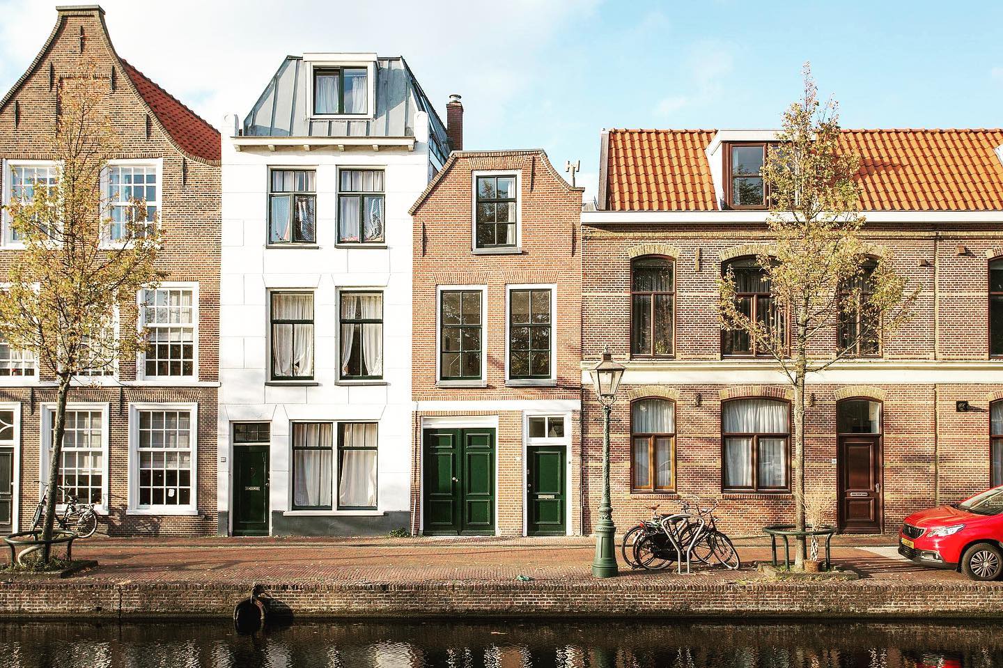 #Grachtenpand #aangekocht in #Leiden Herkent u het? Staetenhof uw professionele en gecertificeerde register #makelaar #taxateur voor al uw aan- en verkoopopdrachten en al uw woningtaxaties #aankoopmakelaar #makelaardij #taxatie