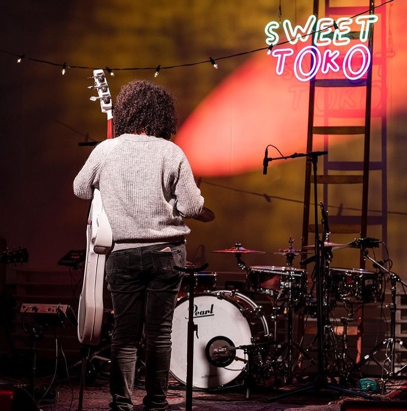 Mi amor @adindameertins just released the first official video of her new band Sweet Toko (@sweettokomusic ), and I’m super duper proud! Check it out, the link is in my bio, up here👆🏻Jason Lindner wrote the song, @lexamrein recorded and mixed the sound, Yuri Capetillo filmed and edited it and those musicians absolutely nailed it: @verhoeffed , @efe_erdem_music , @darwinpaez, @adindameertins Thanks to @newgroundsrotterdam for co-producing it. @flymyspcshp @yosoyvideo